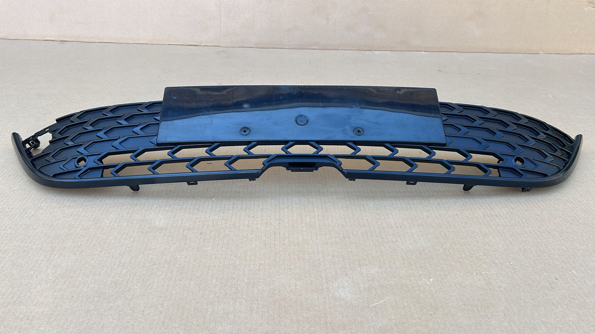 grid of a bumper central front front TOYOTA COROLLA E21 23- LIFT KOMBI
