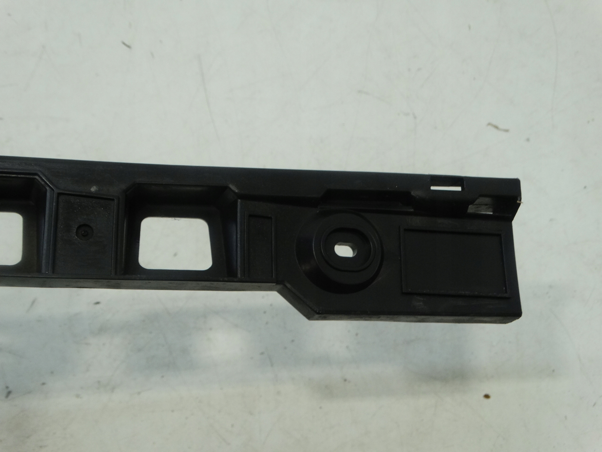 support central of a bumper rear part VOLKSWAGEN GOLF VI plus 5M0807863
