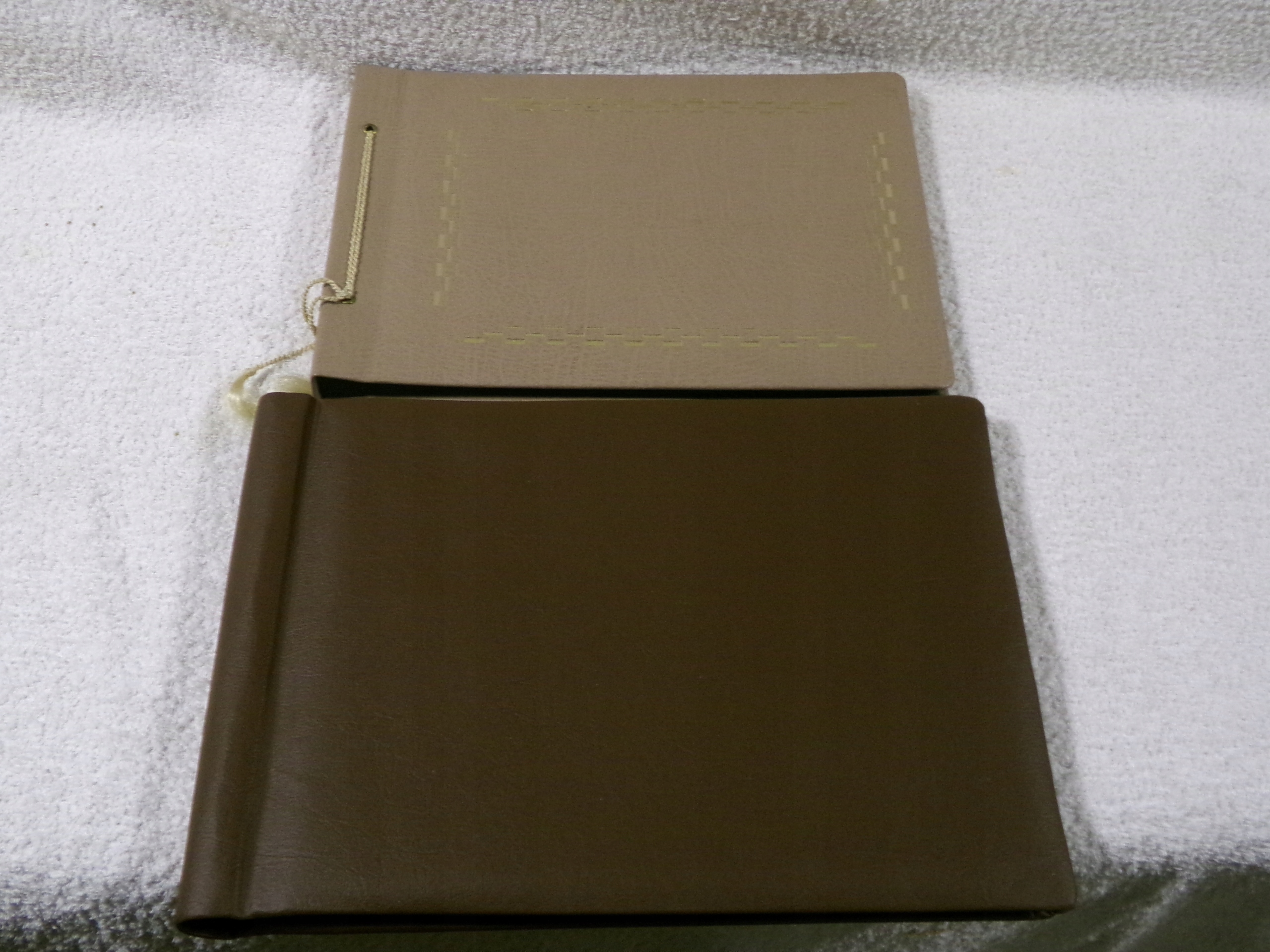 2 ALBUMY NA ZDJĘCIA Z CZASÓW DDR-NIE UŻYWANE