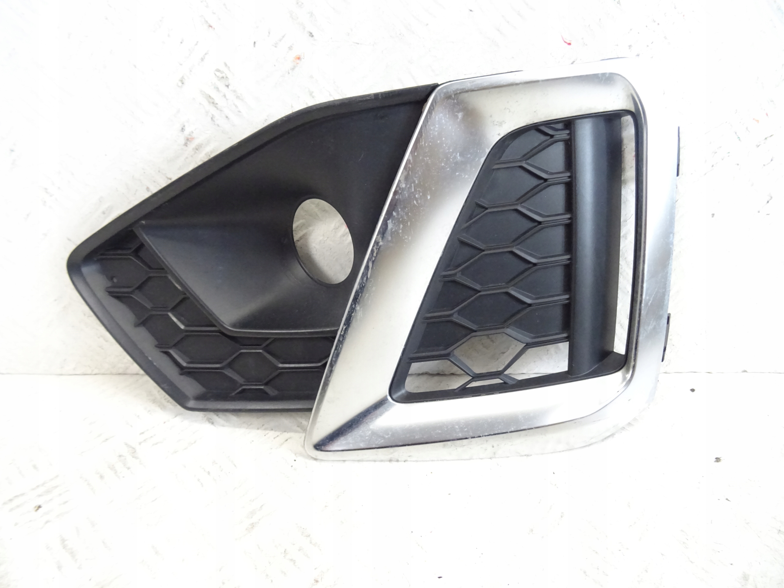 grid of a bumper front front right AUDI A4 B9 S-LINE LIFT 8W0807682AM