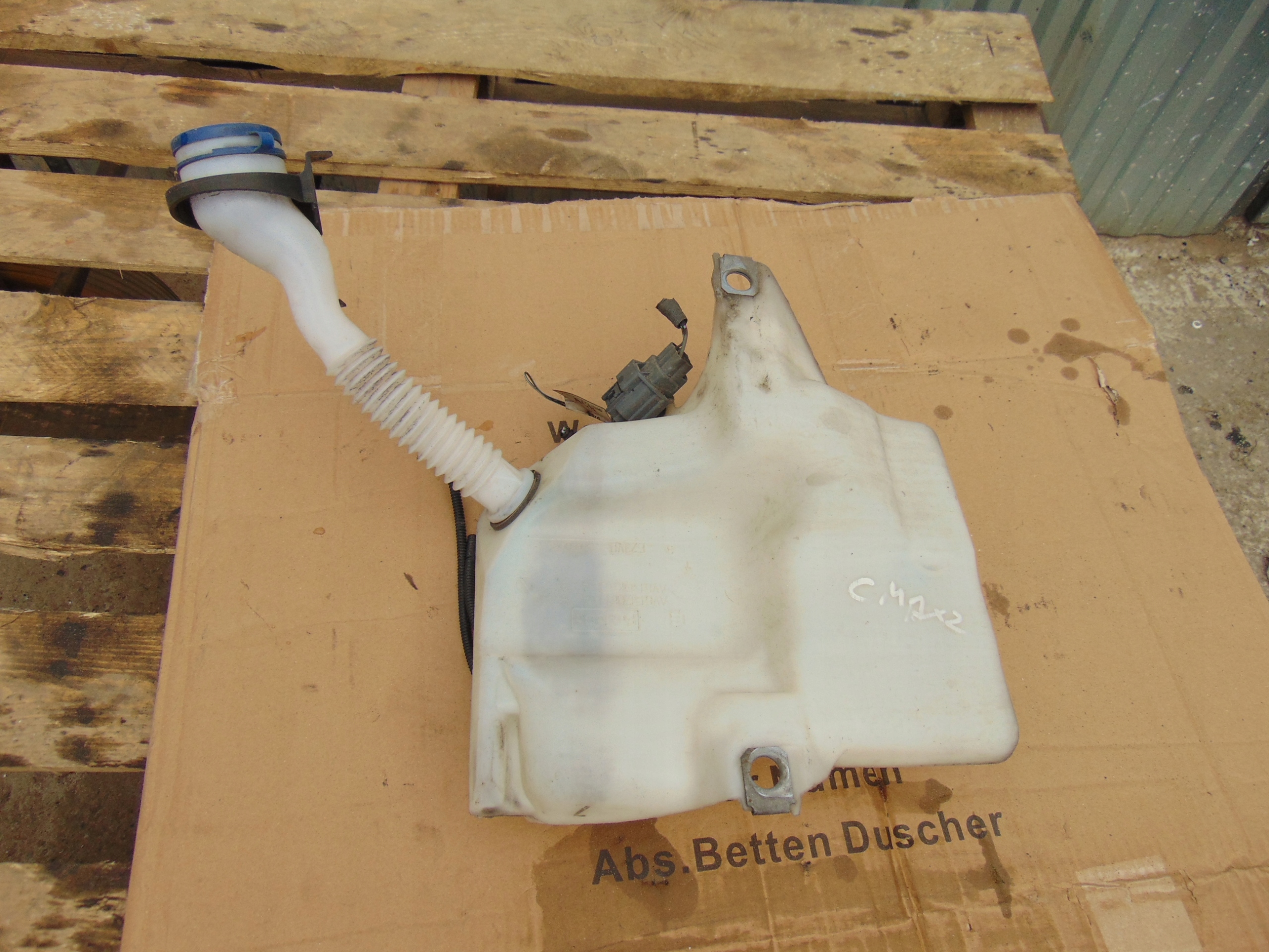 AV6117B613A - БАЧОК ОМЫВАТЕЛЯ FORD C-MAX MK2