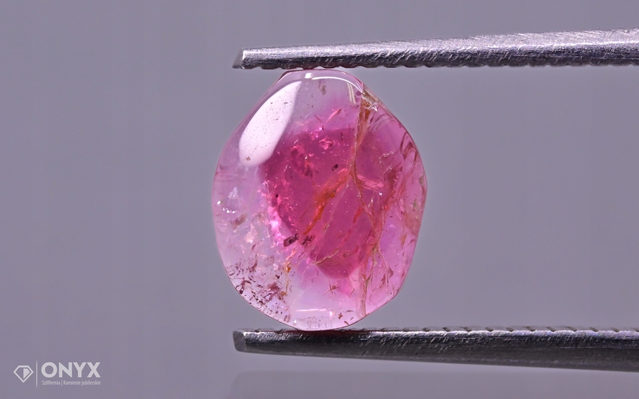 Turmalín konvexní nepravidelná dlažba 7,5x6 mm