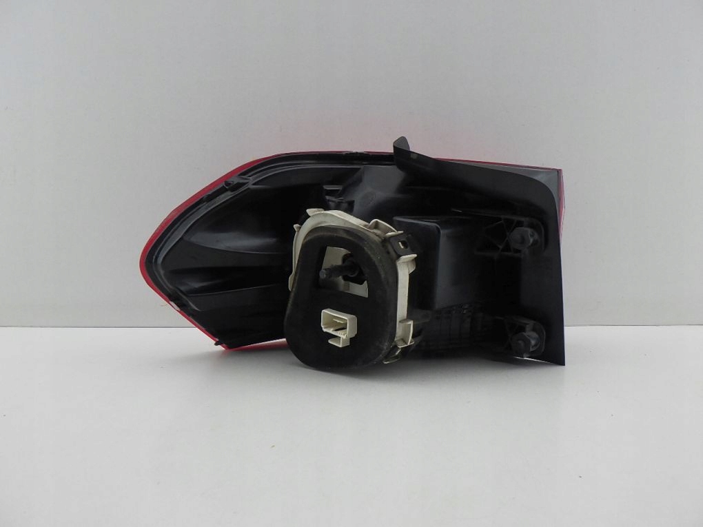 VW TOURAN 2 II 5TA 15- light rear right