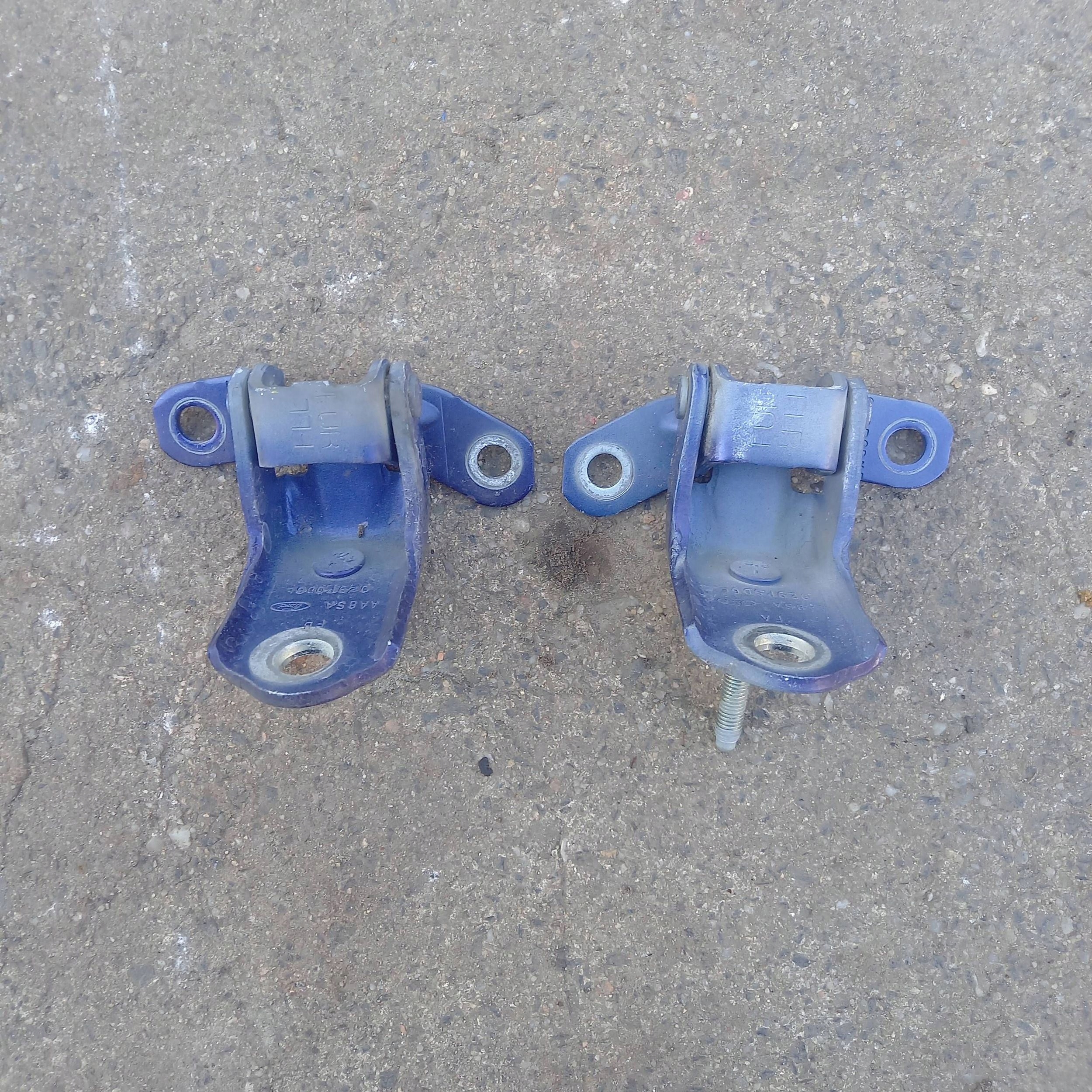 Ford Fiesta MK7 2016 left side hinges door przednich left front