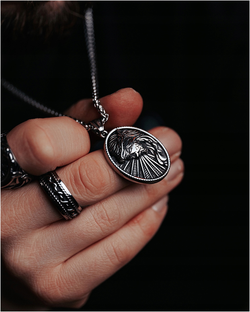 Zawieszka męska wisiorek z JEZUSEM korona cierniowa STAL CHIRURGICZNA 316L Kod producenta SZ0682-B