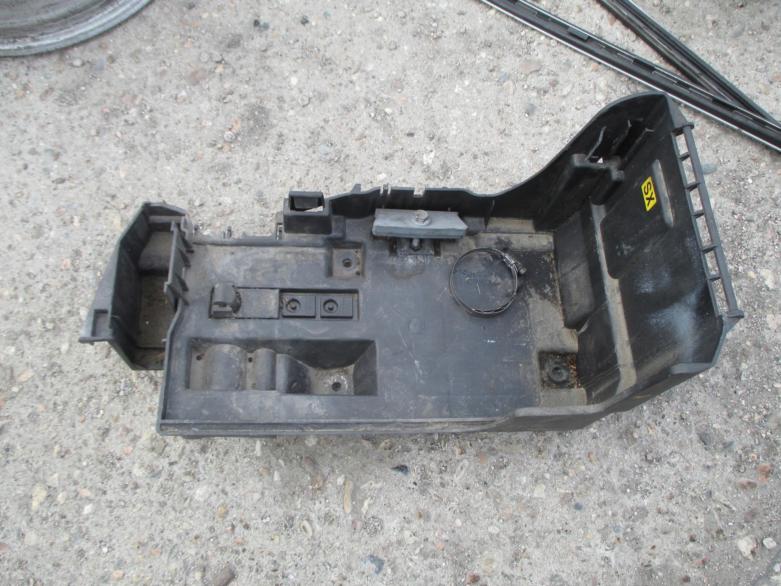 VECTRA C 02-08 PODSTAWA POD AKUMULATOR