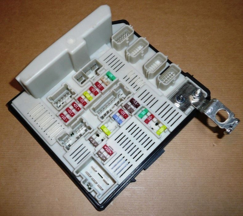 SKRZYNKA BEZPIECZNIKÓW R KANGOO II 8201044235 OE Numer katalogowy części 8201044235 8200451904