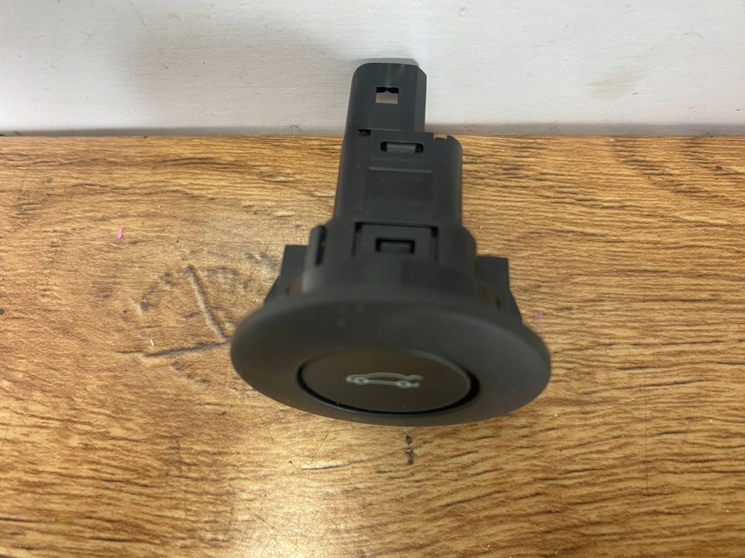 Bouton pour l’ouverture du capot Cadillac CTS III 2014+