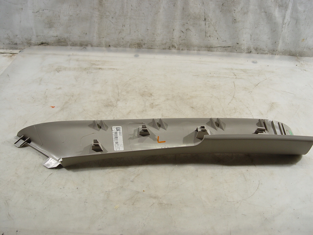 CHRYSLER PACIFICA 17- OSŁONA SŁUPKA LEWA PRZÓD Producent części Chrysler OE