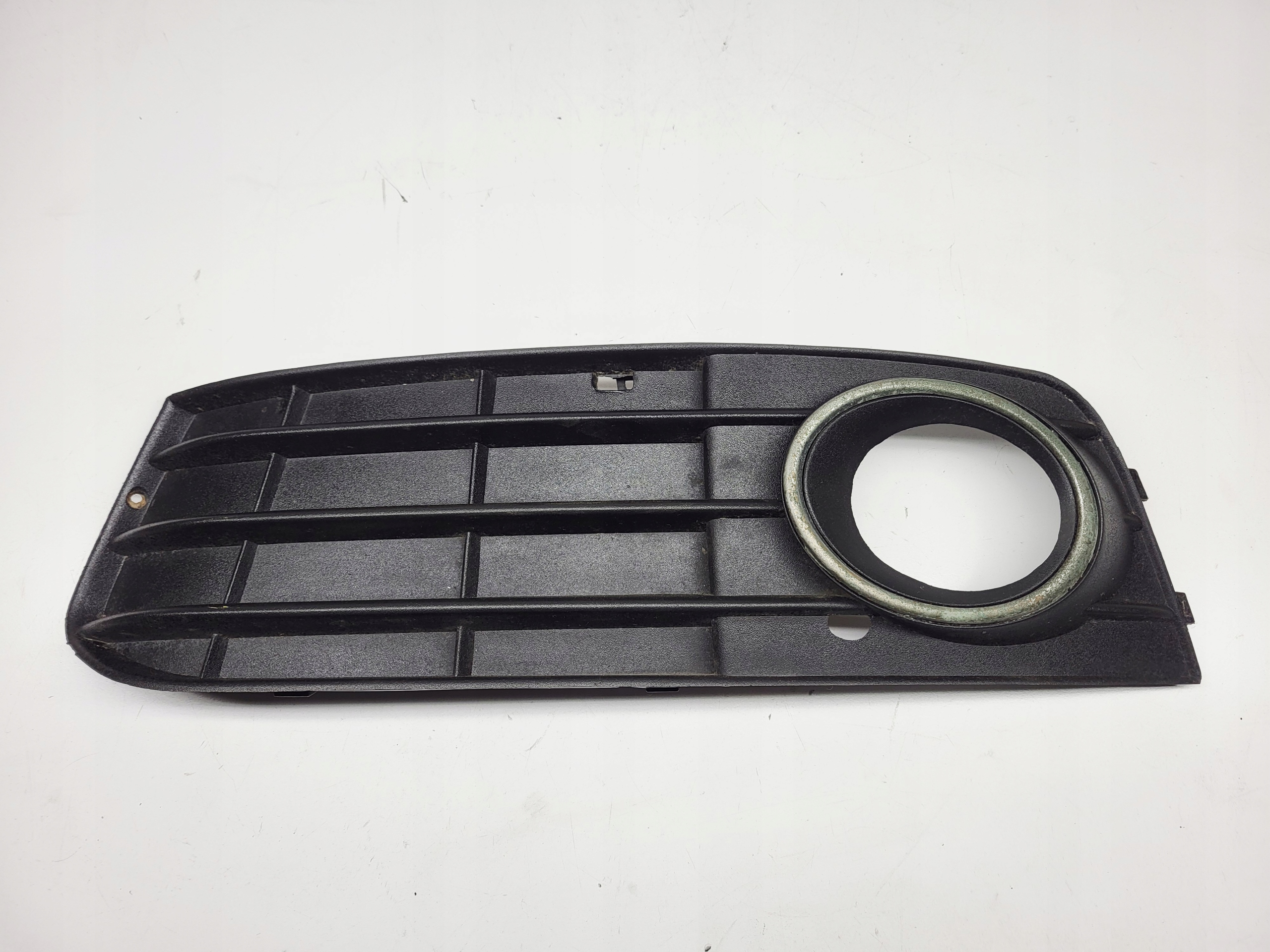 grid of a bumper AUDI A4 B8 left front 8KD807681 europa