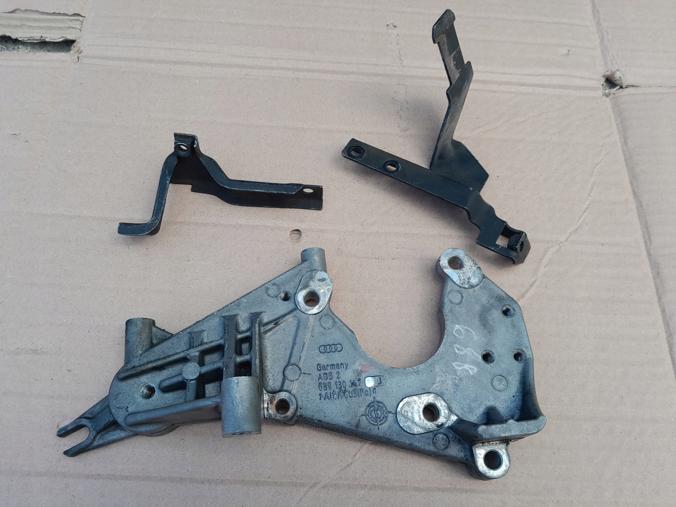 059130147J - Лапа кріплення ТНВД AUDI A6 C6 2.7 TDI