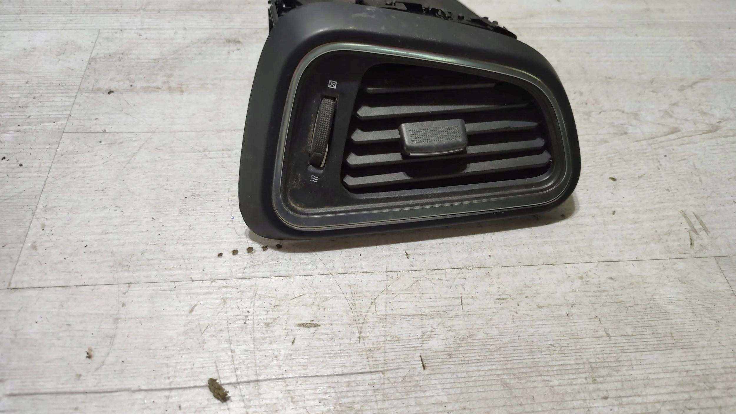 Renault Kadjar 17r 1.5dci front side right grid air conditioning devices