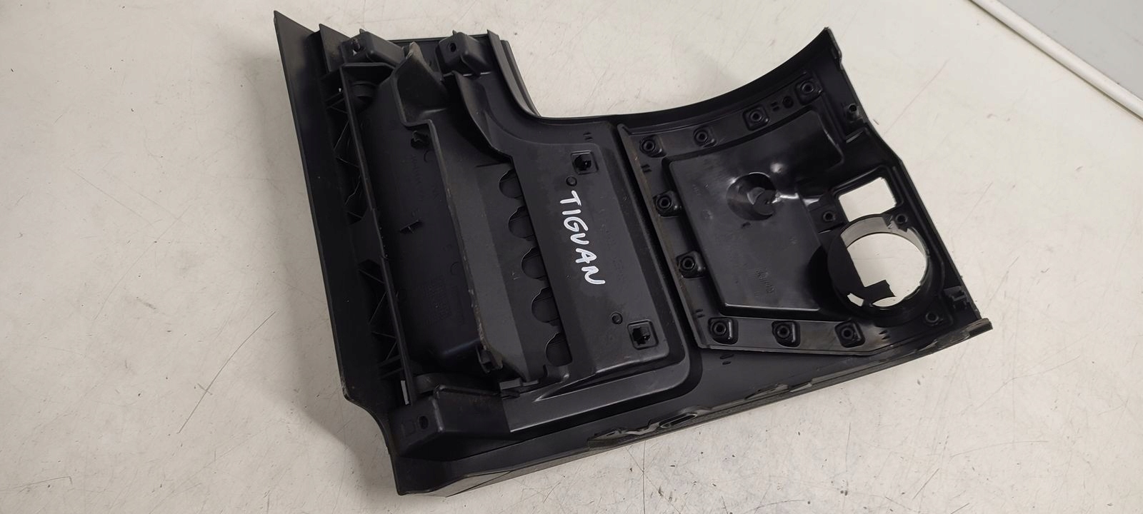 passenger compartment driver´s below steering wheel, VW Tiguan and