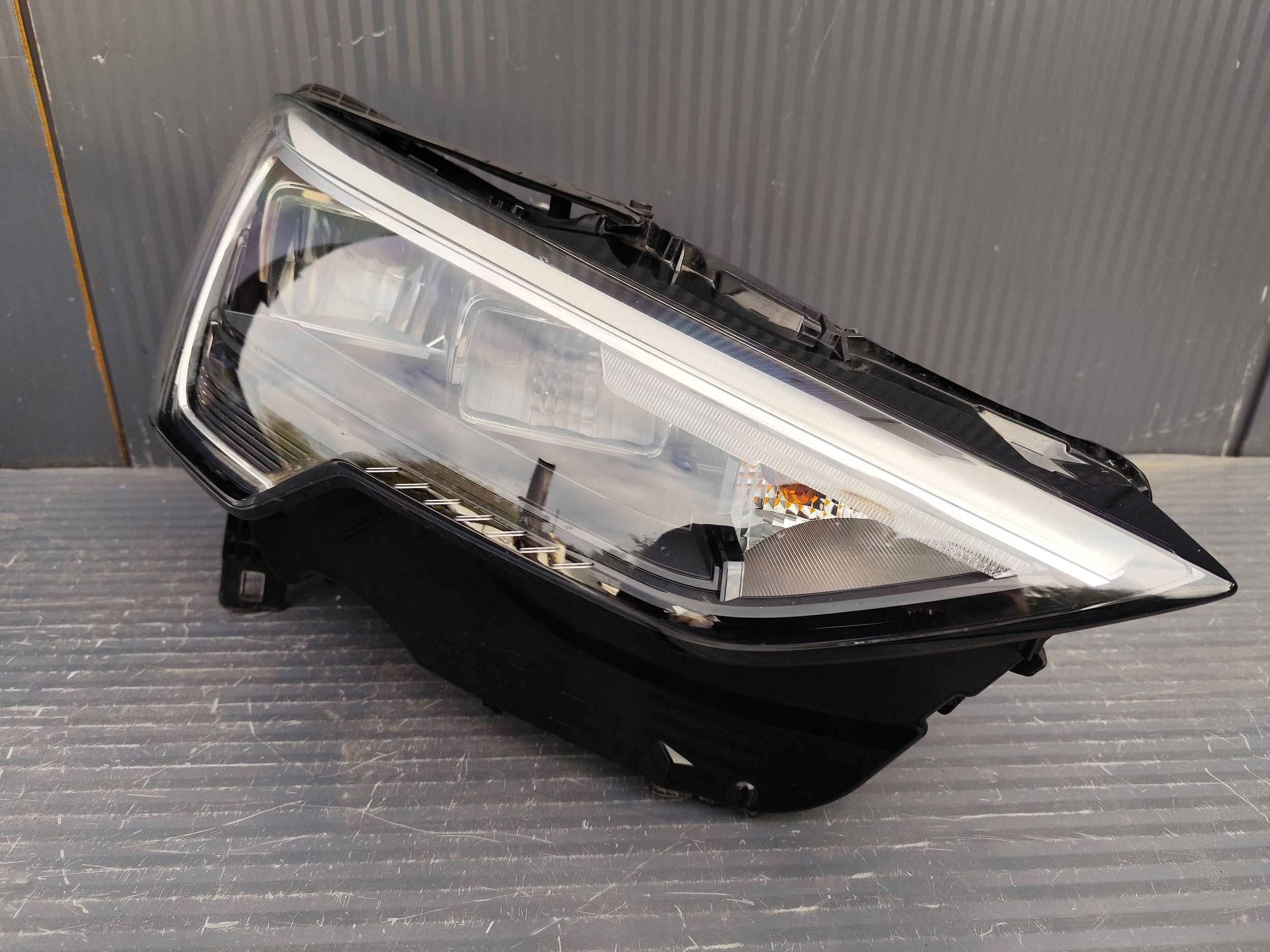 AUDI Q3 II 83A light front right complete 83A941012