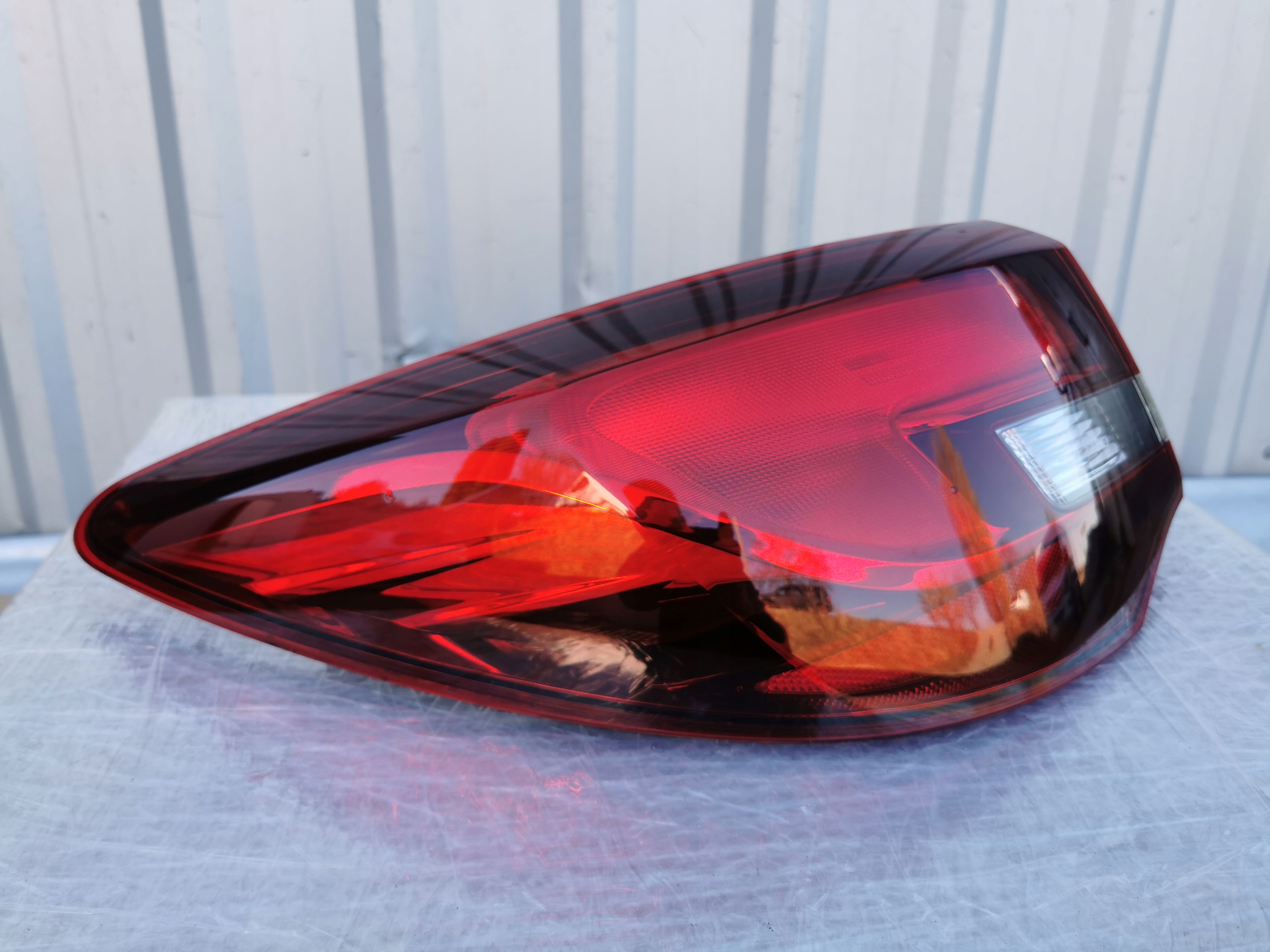 OPEL ASTRA J IV 12- SEDAN LAMPA TYLNA LEWA B.ŁADNA 25870153