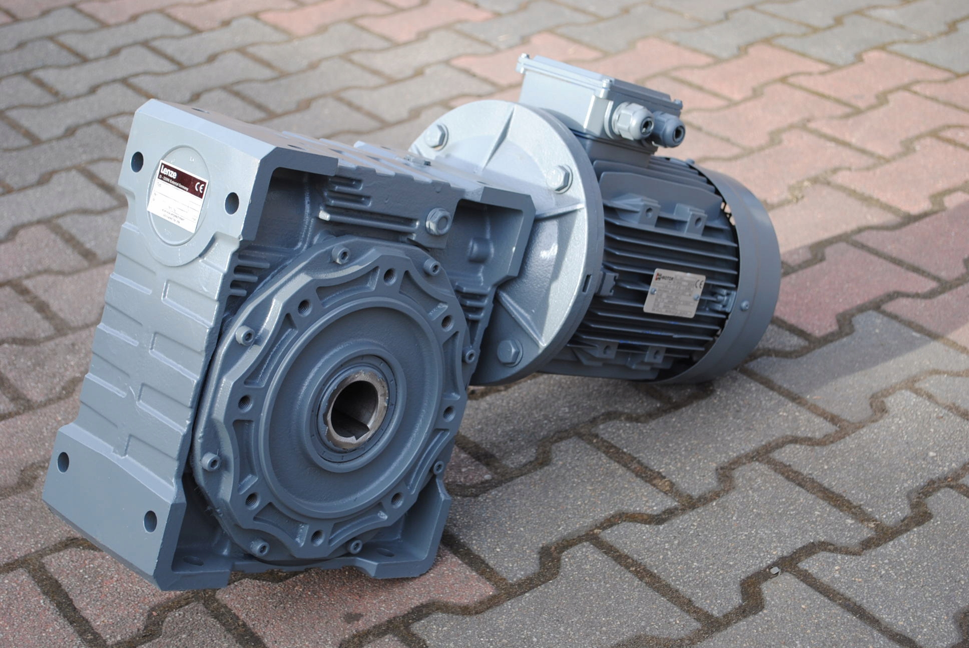 Motoreduktor kątowy 4kw. 29obr./min.. PMRV130