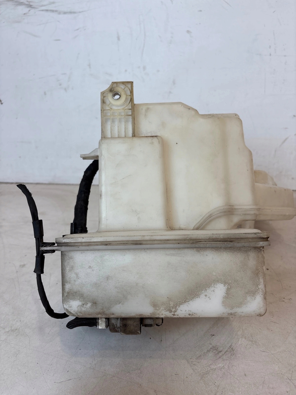 washer fluid tank Volkswagen Passat B7