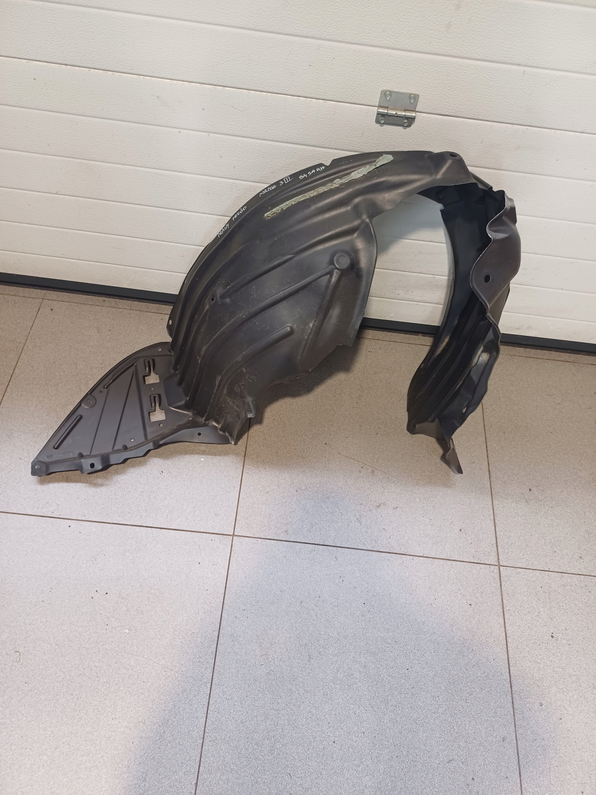 mudguard right front front MAZDA 3 III B45ARH K7016