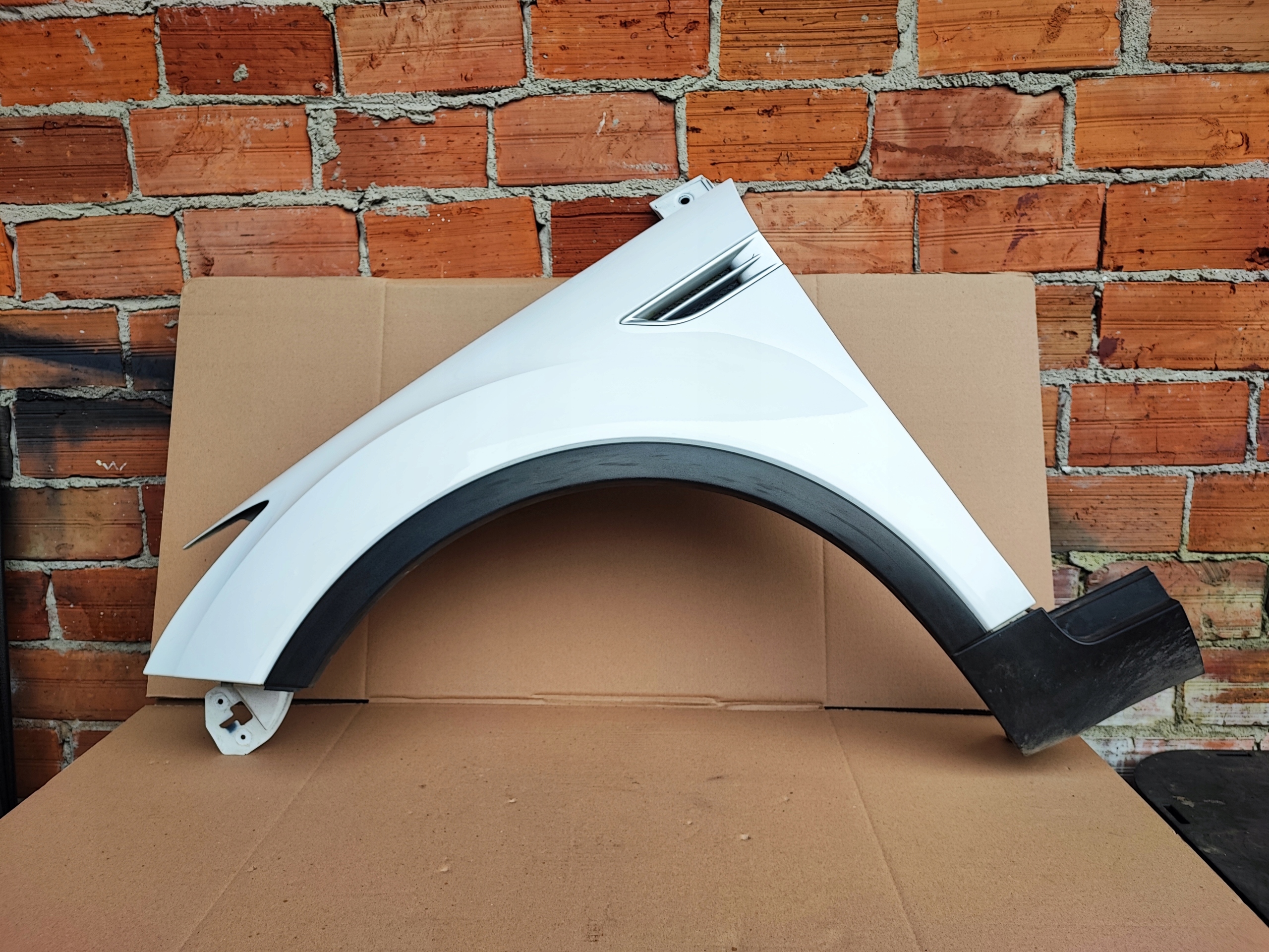 Ford Kuga MK1 LIFT 2.0 TDCI błotnik lewy przód 58 biały