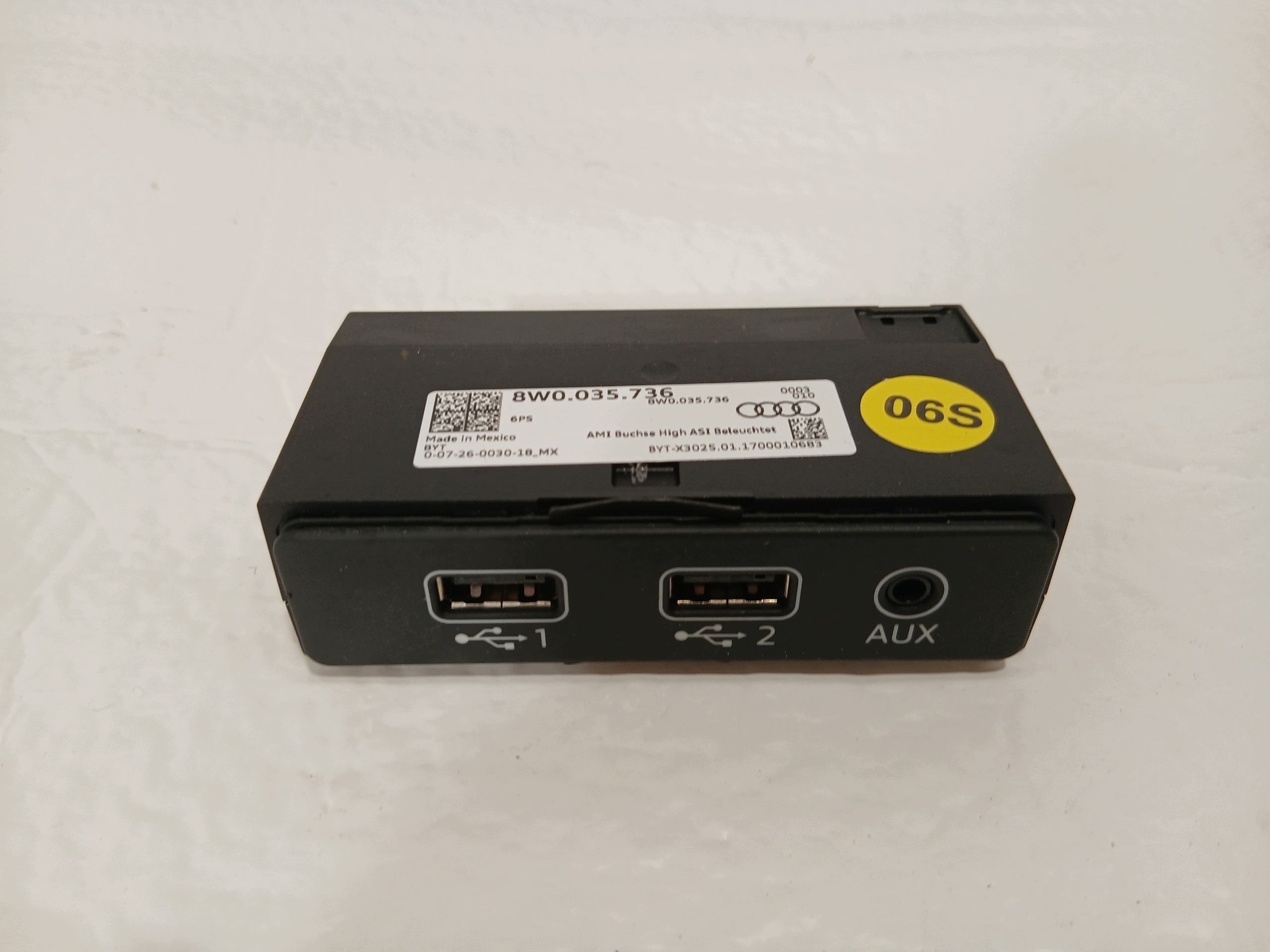 AUDI Q5 80A PORT USB konektor AUX 8W0035736