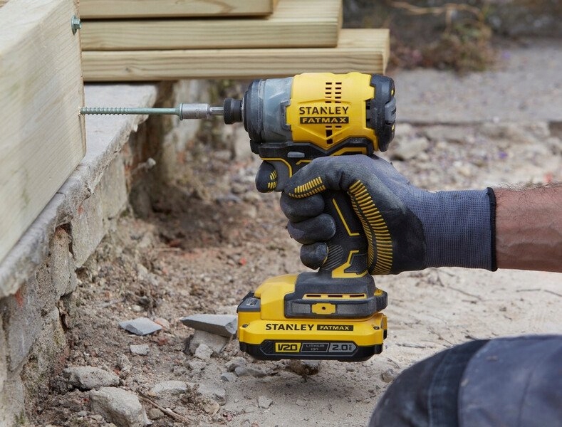 Stanley Zakrętarka udarowa 18V 2x2,0Ah SFMCF820D2K Rodzaj silnika silnik bezszczotkowy