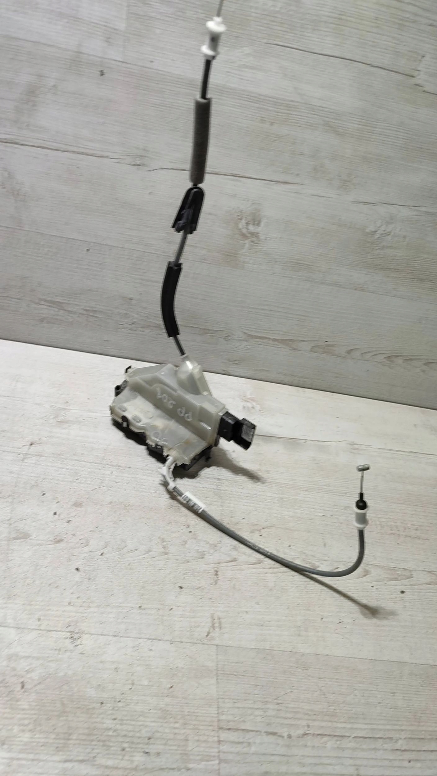 Peugeot 208 II 23r 1.2 front side right lock door