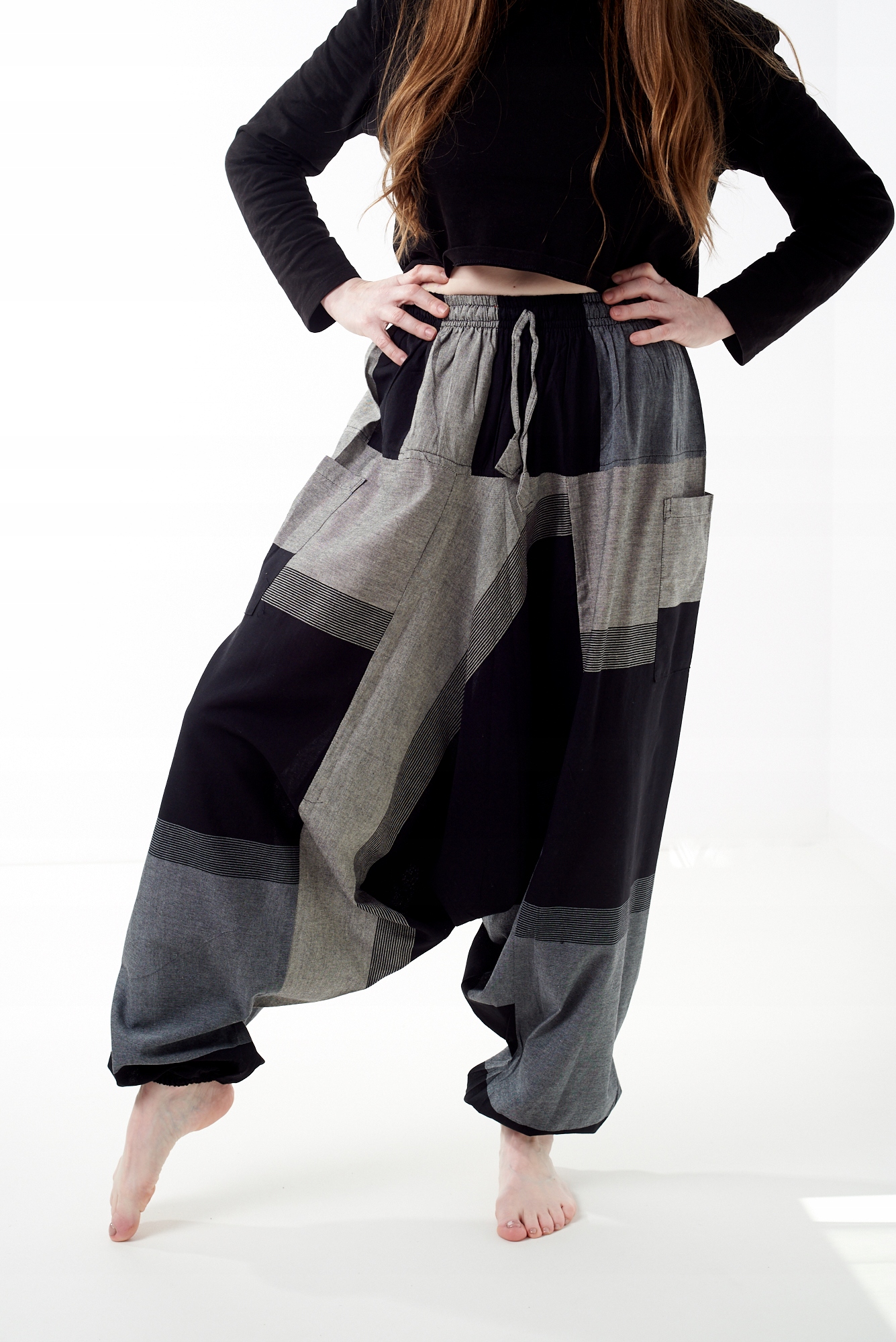 Šary Alladynky volné patchworkové kalhoty šedé černé harémky baggy