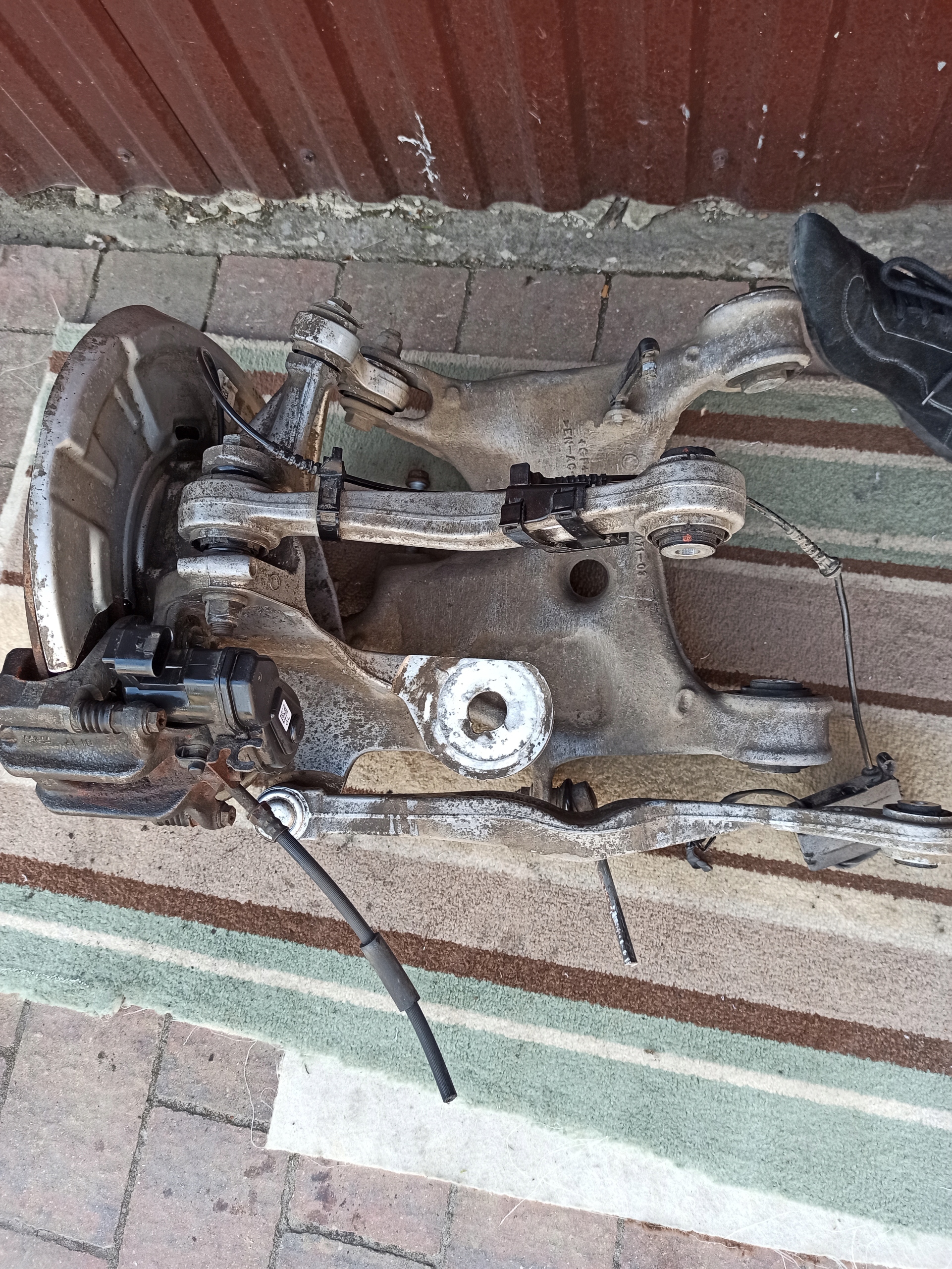 otoč ramene levý záď BMW F11 16r