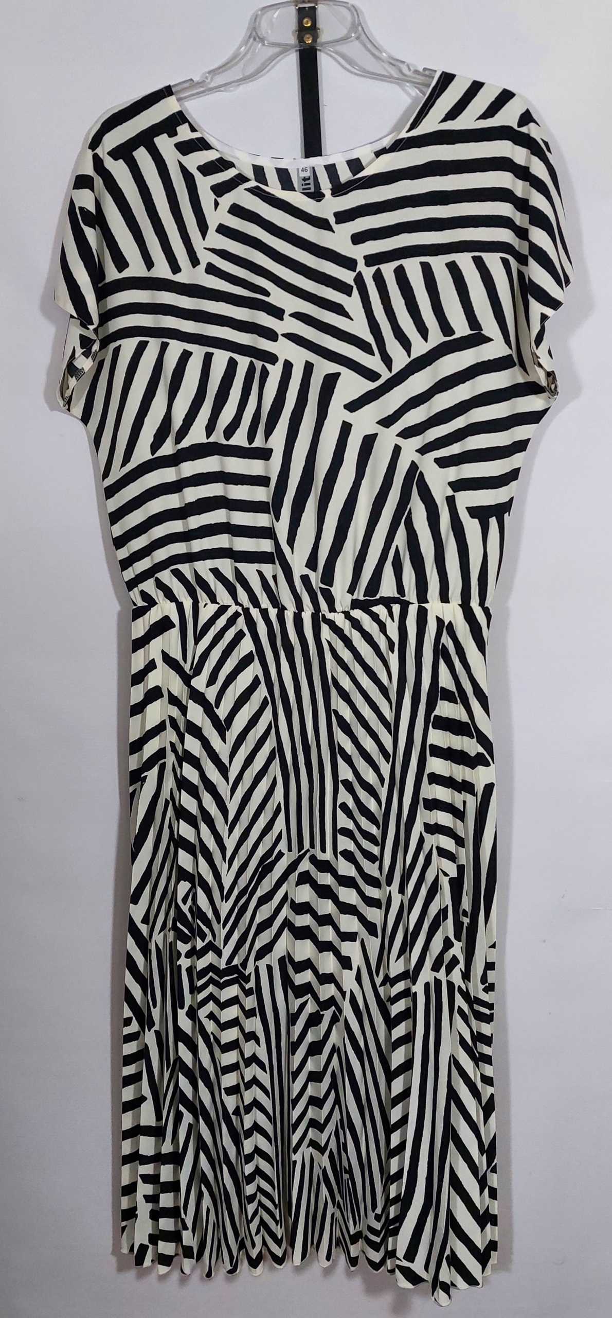 Sukienka solejka plisowana r 44 Wzór dominujący geometryczny