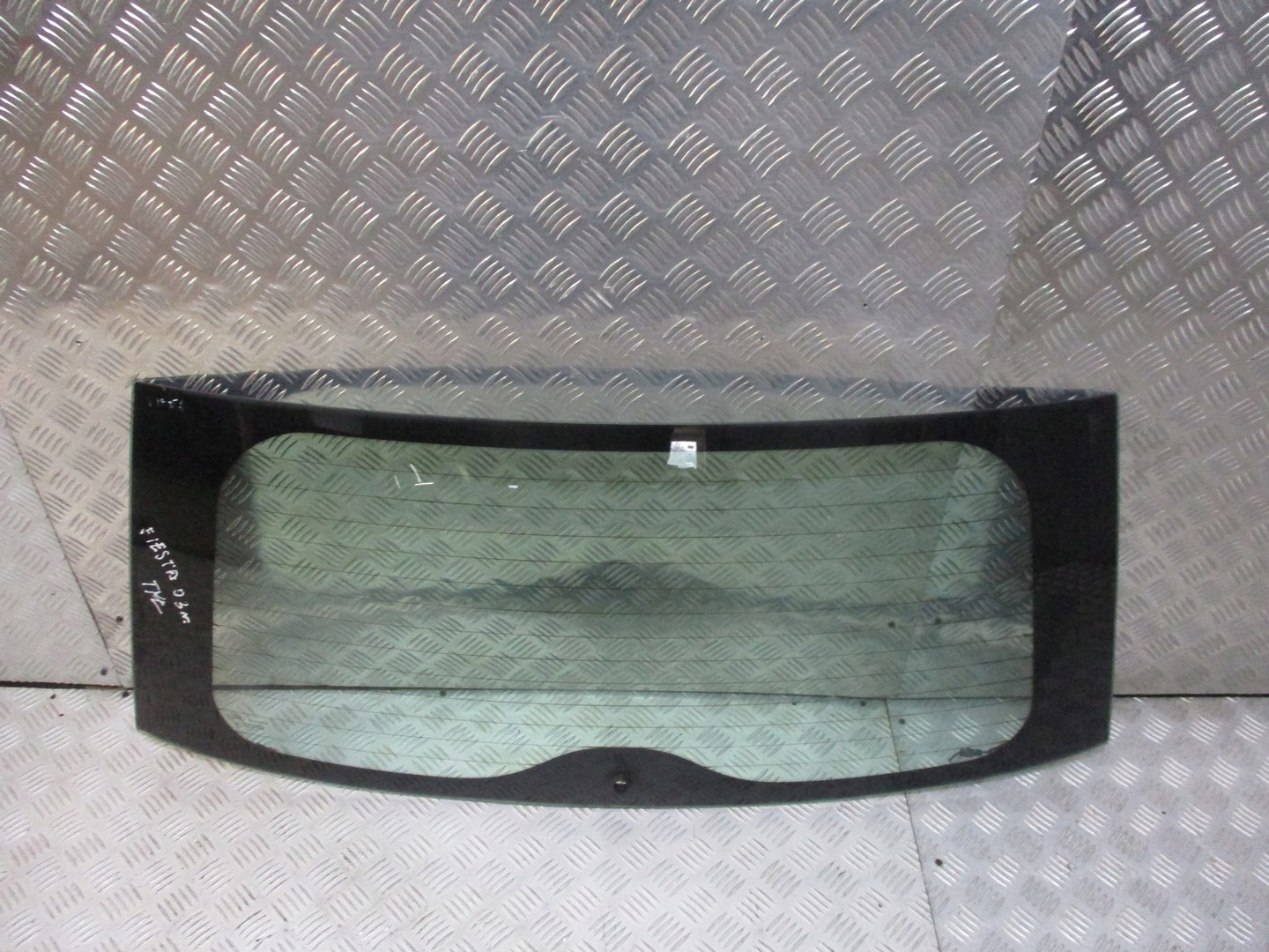 ЗАДНЄ СКЛО FORD FIESTA