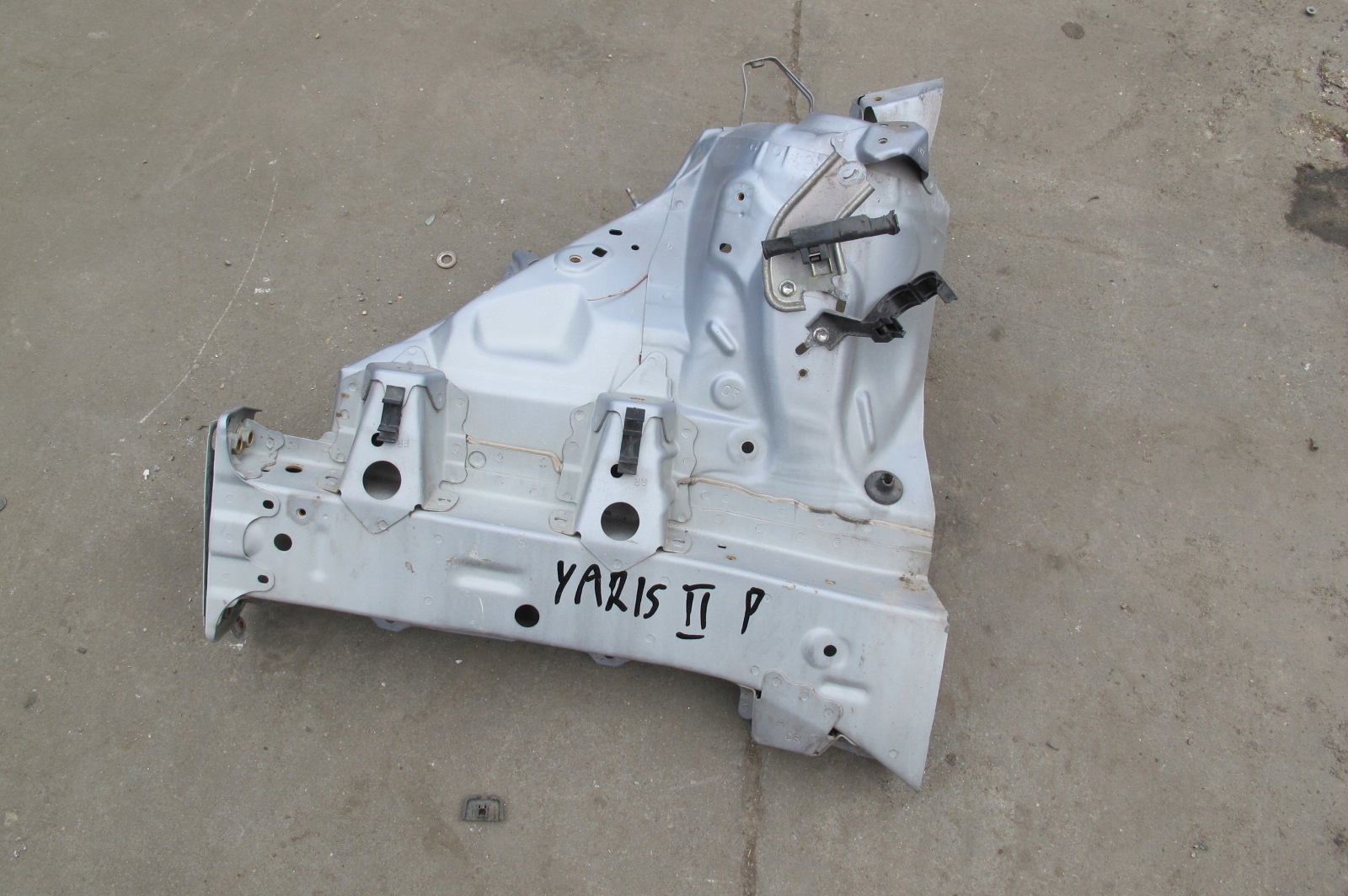 TOYOTA YARIS 2 II quarter right front front