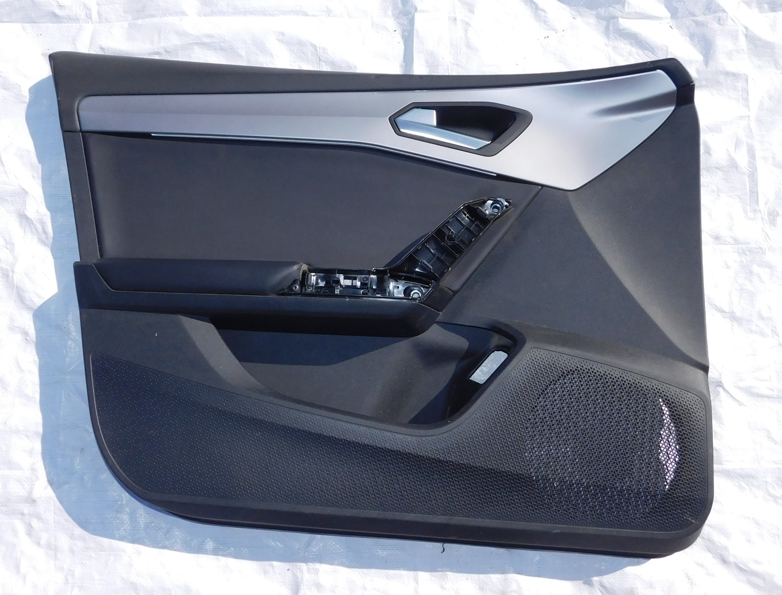 LEON IV 5F FR HB TAPICERKA BOCZEK LEWY PRZÓD LED LISTWA SKÓRA 5FB867011H EU