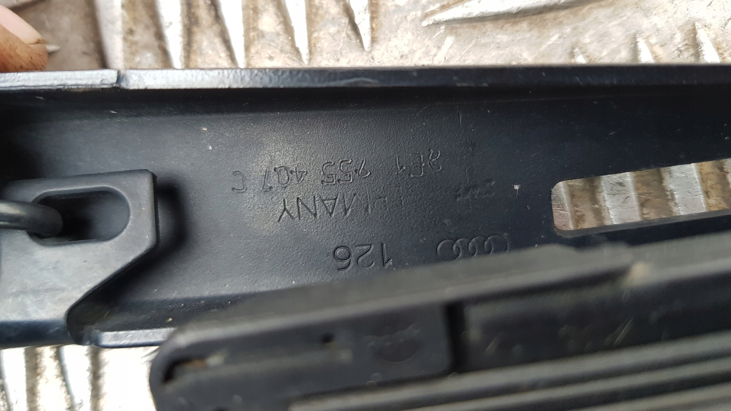 AUDI A4 B6 wiper arm left 8e1955407C