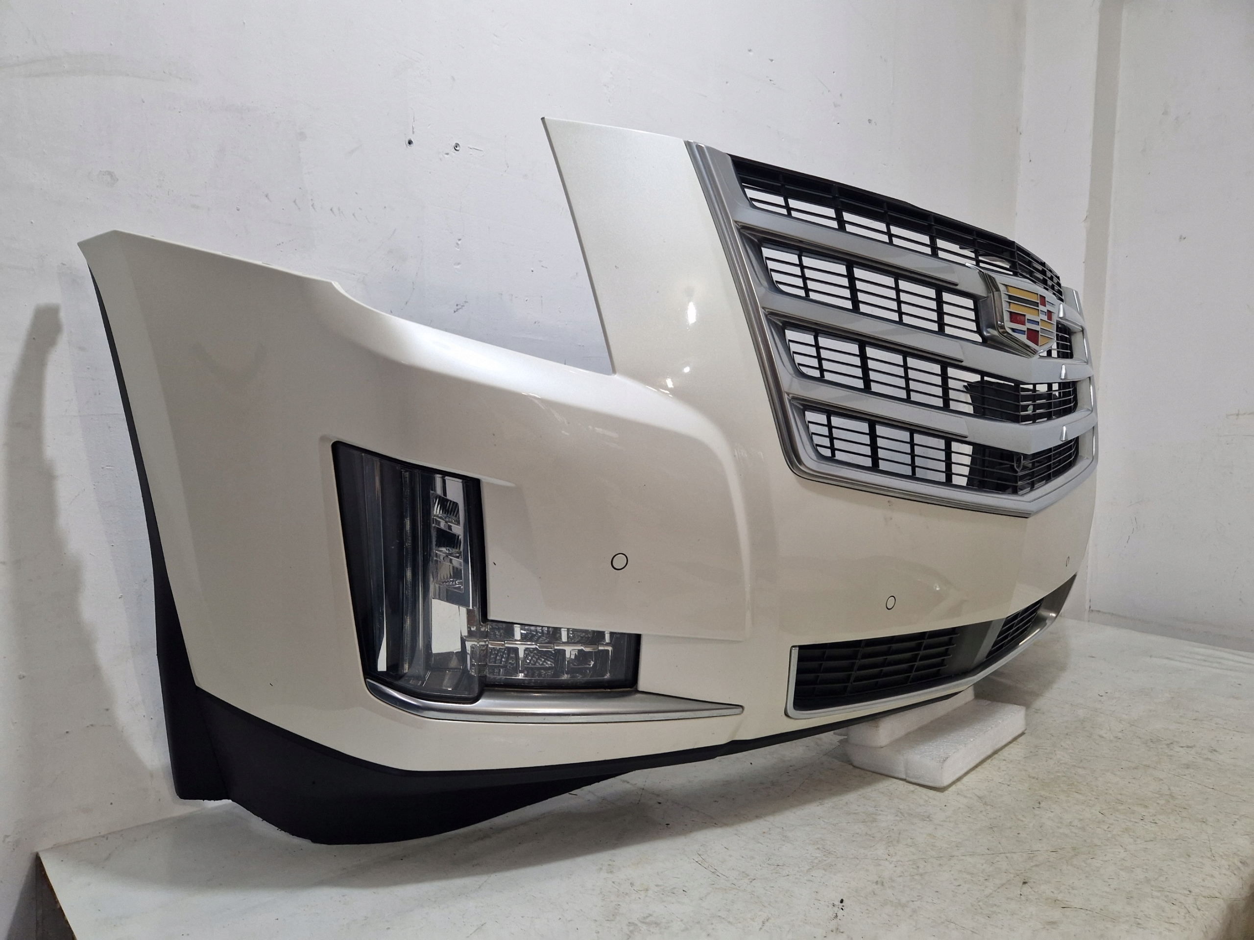 CADILLAC ESCALADE IV 2014 - bumper front front grill grille intake DRL BNG