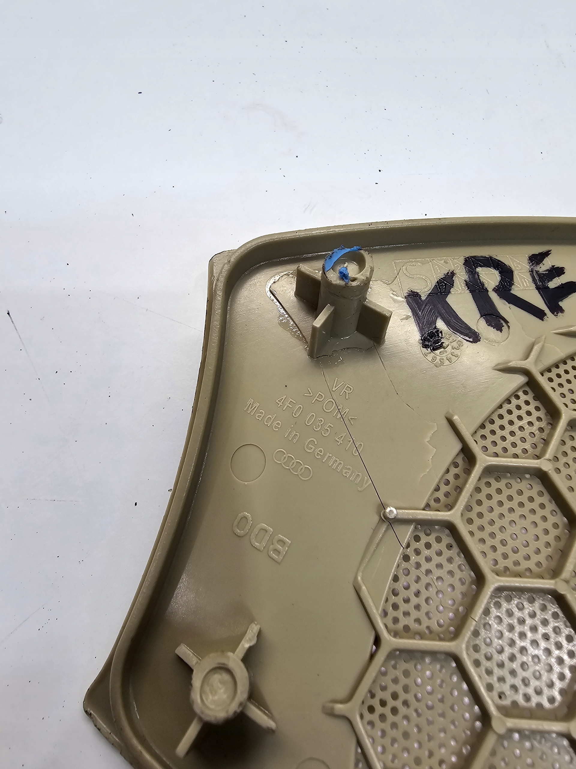 krycí repráku AUDI A6 C6 pravý P 4F0035410 Krémové