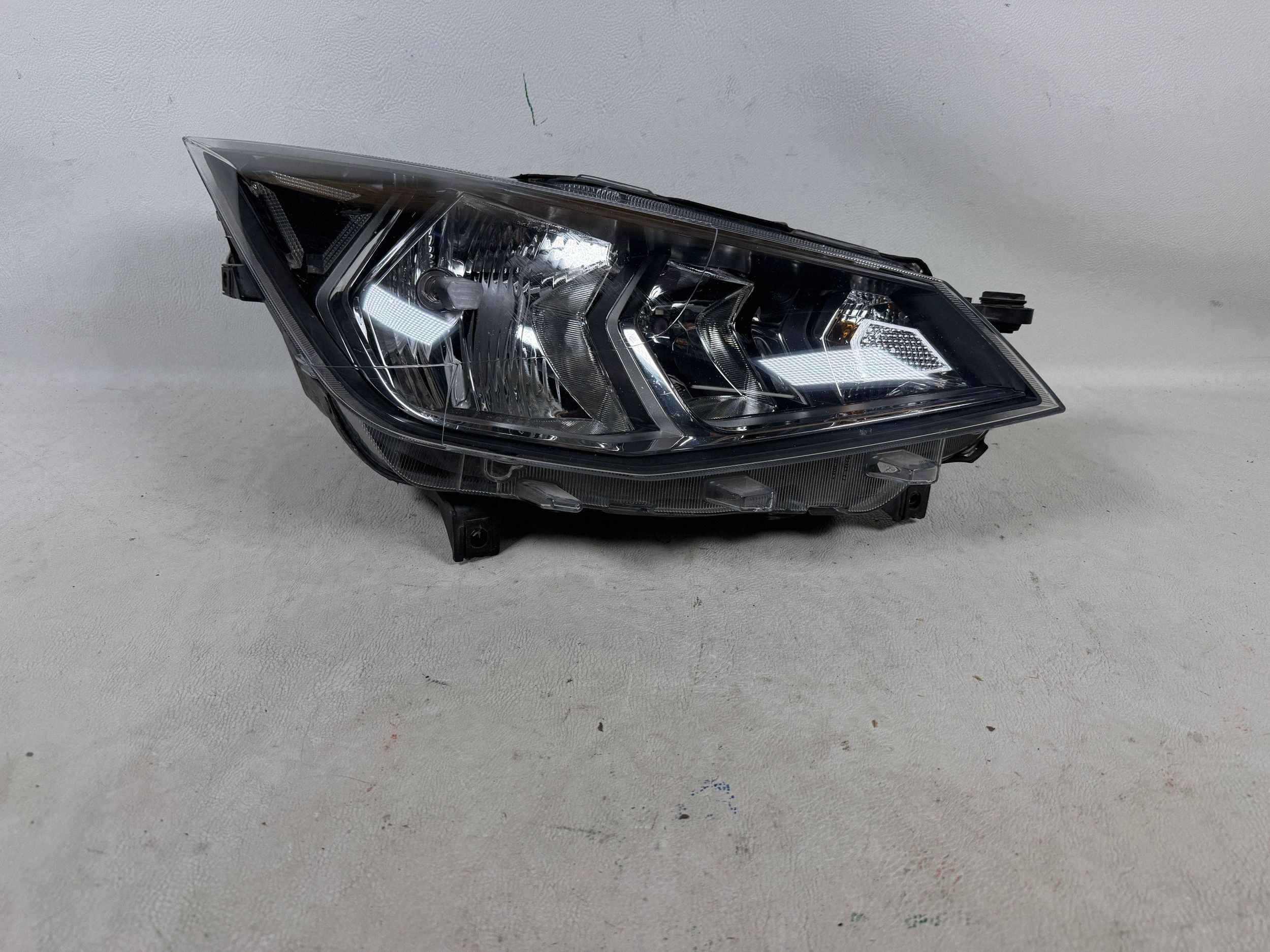 Seat Arona 6F far desna prednji dio prednja