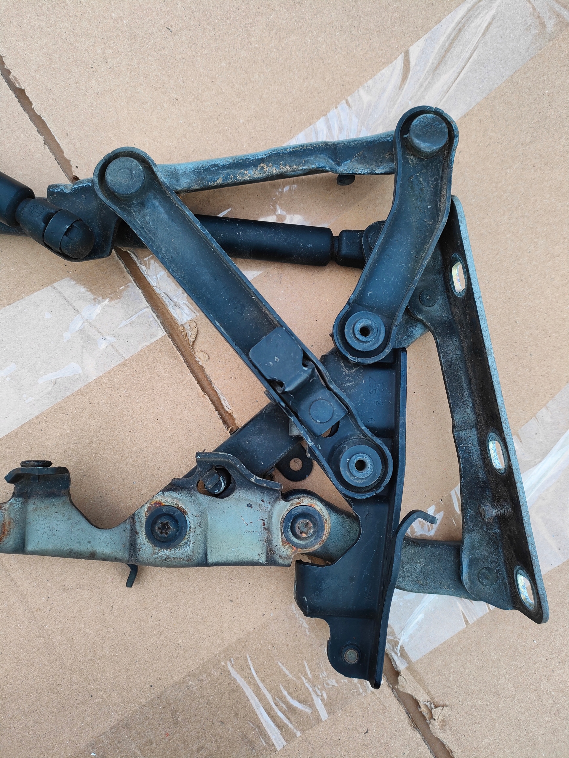 MERCEDES E KLASA W211 LIFT 06-09r Cerniere cofano KOMPLET