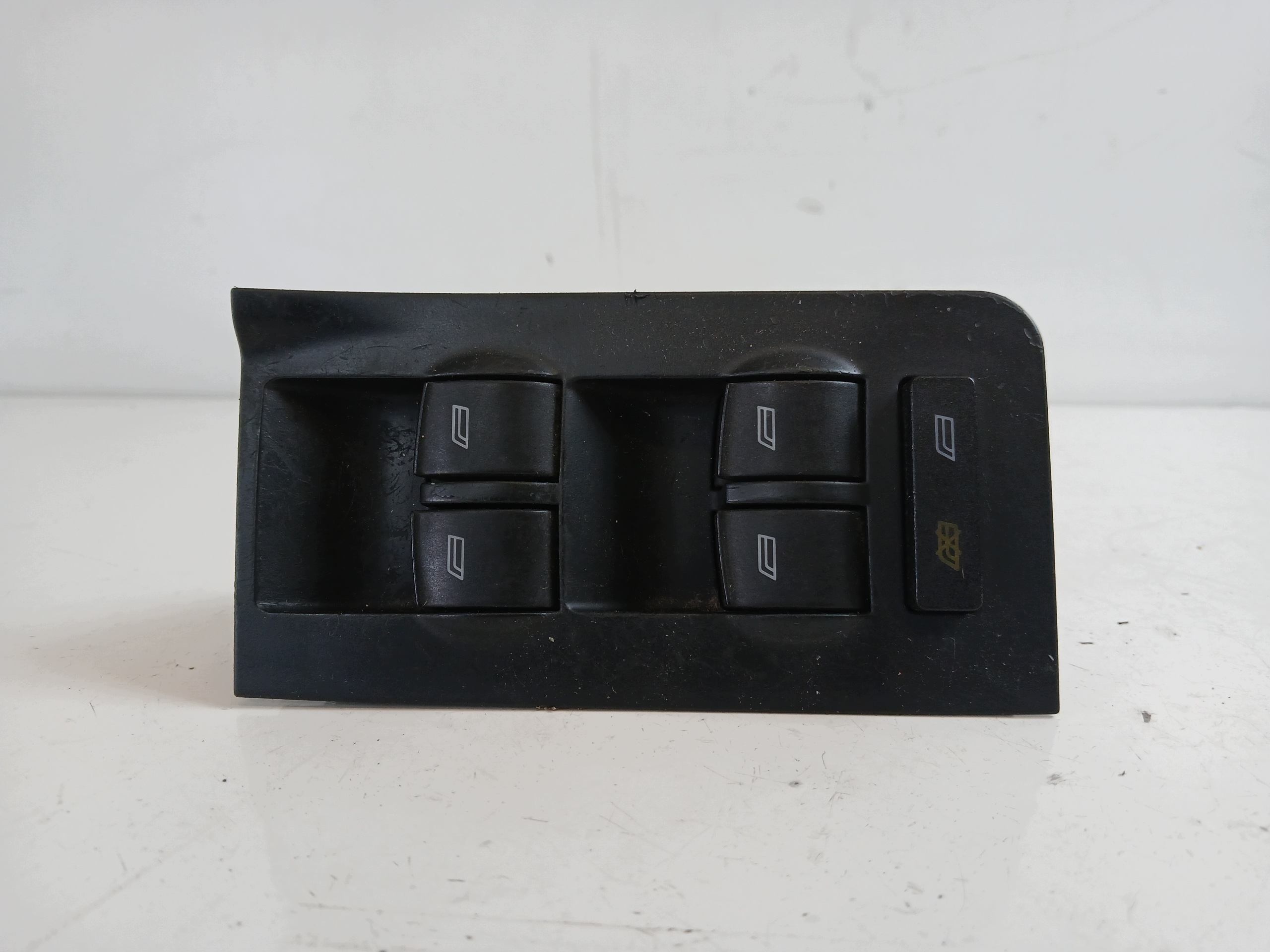 AUDI A6 C5 PANEL okna levý předek
