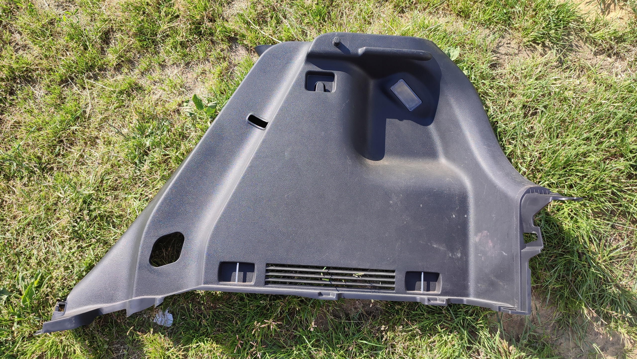 KIA Rio V 17 - бекон багажника правый 85741-H8000