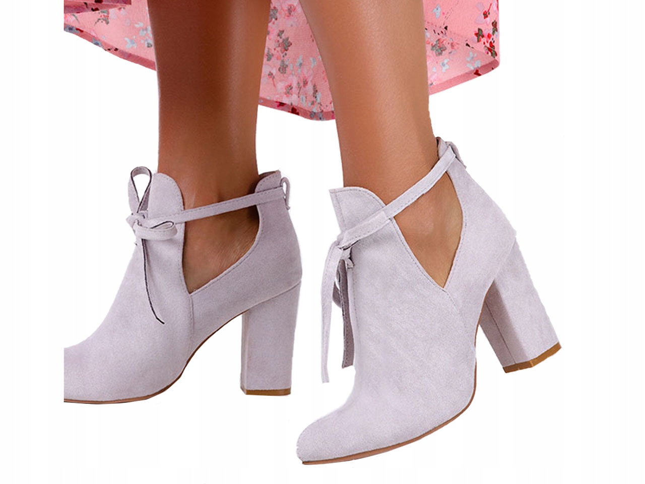 

Botki Na Obcasie Słupku Z Ozdobnym Wiązaniem r 38