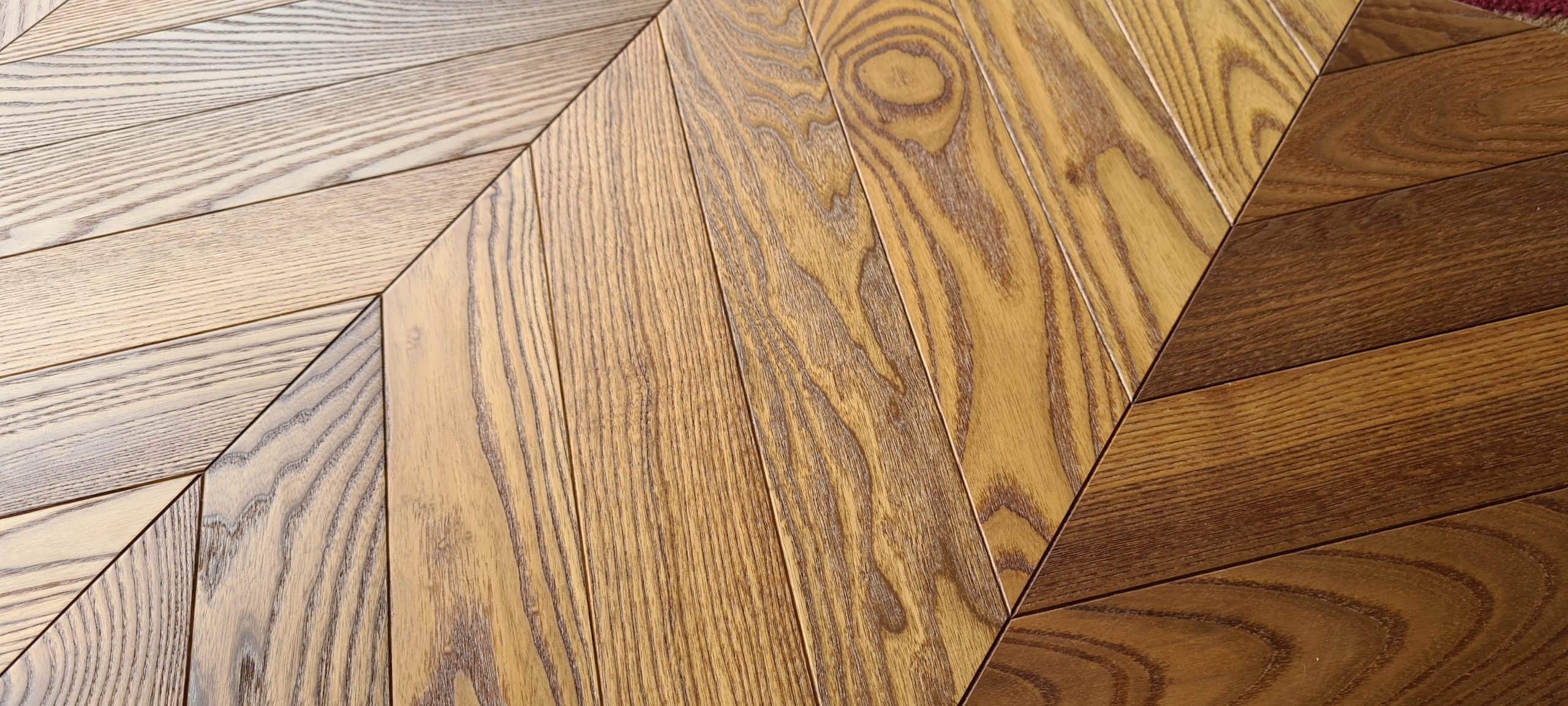 Jawor Parkiet Jesion Bursztyn Chevron Szerokość 70 mm