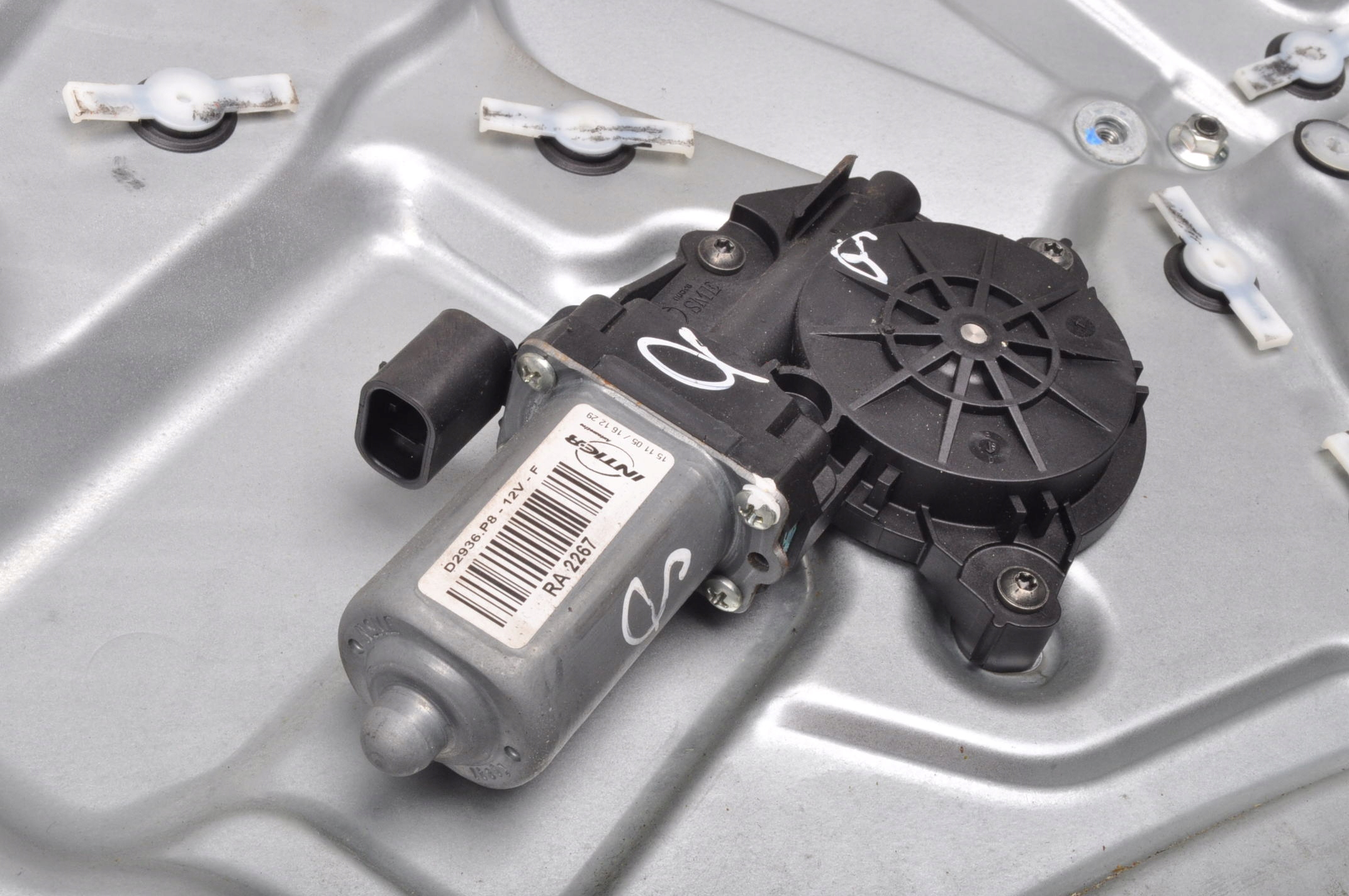 ALFA ROMEO 159 PODNOŚNIK SZYBY LEWY PRZÓD PRZEDNI 5D SEDAN EU 1560865620 Producent części Inny