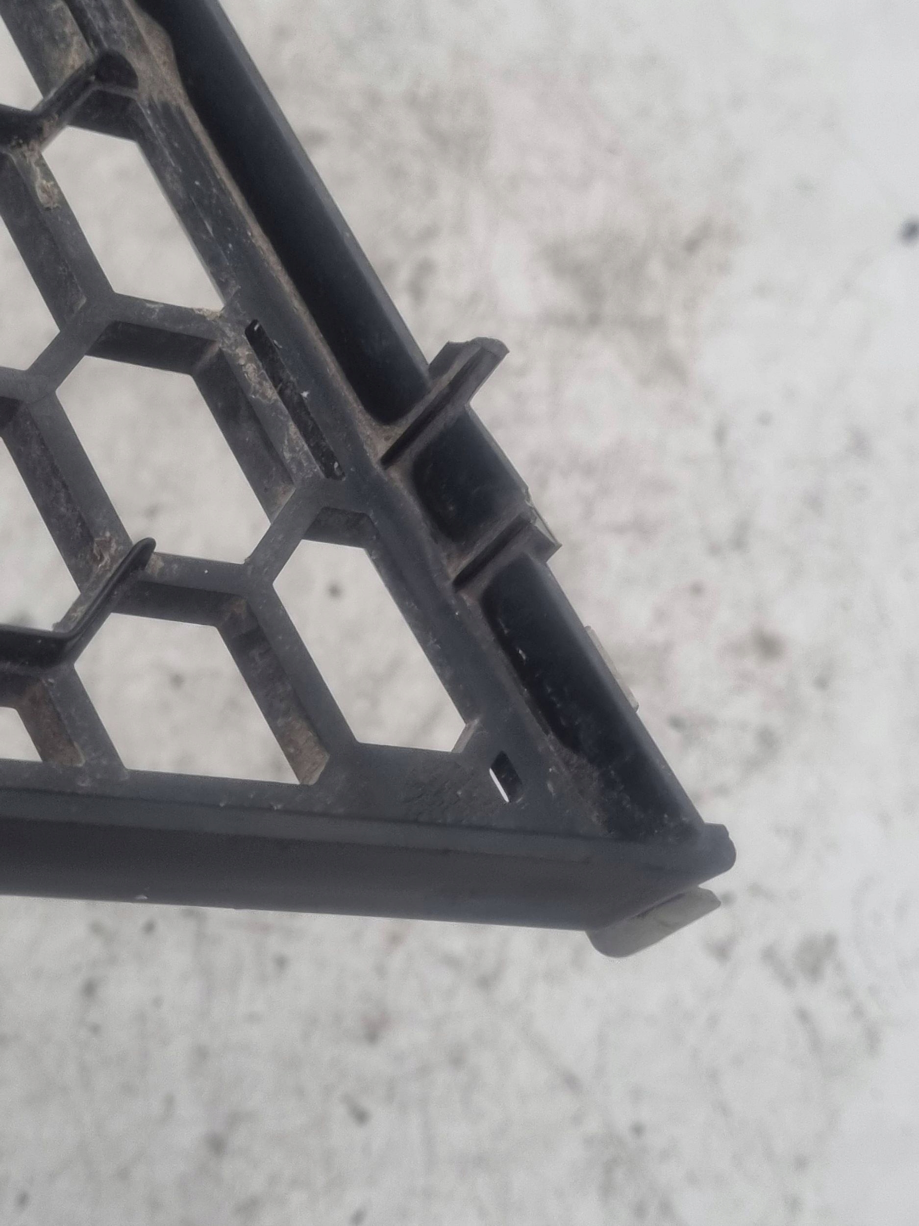 grid of a bumper Alfa Romeo Mito right front 156096088