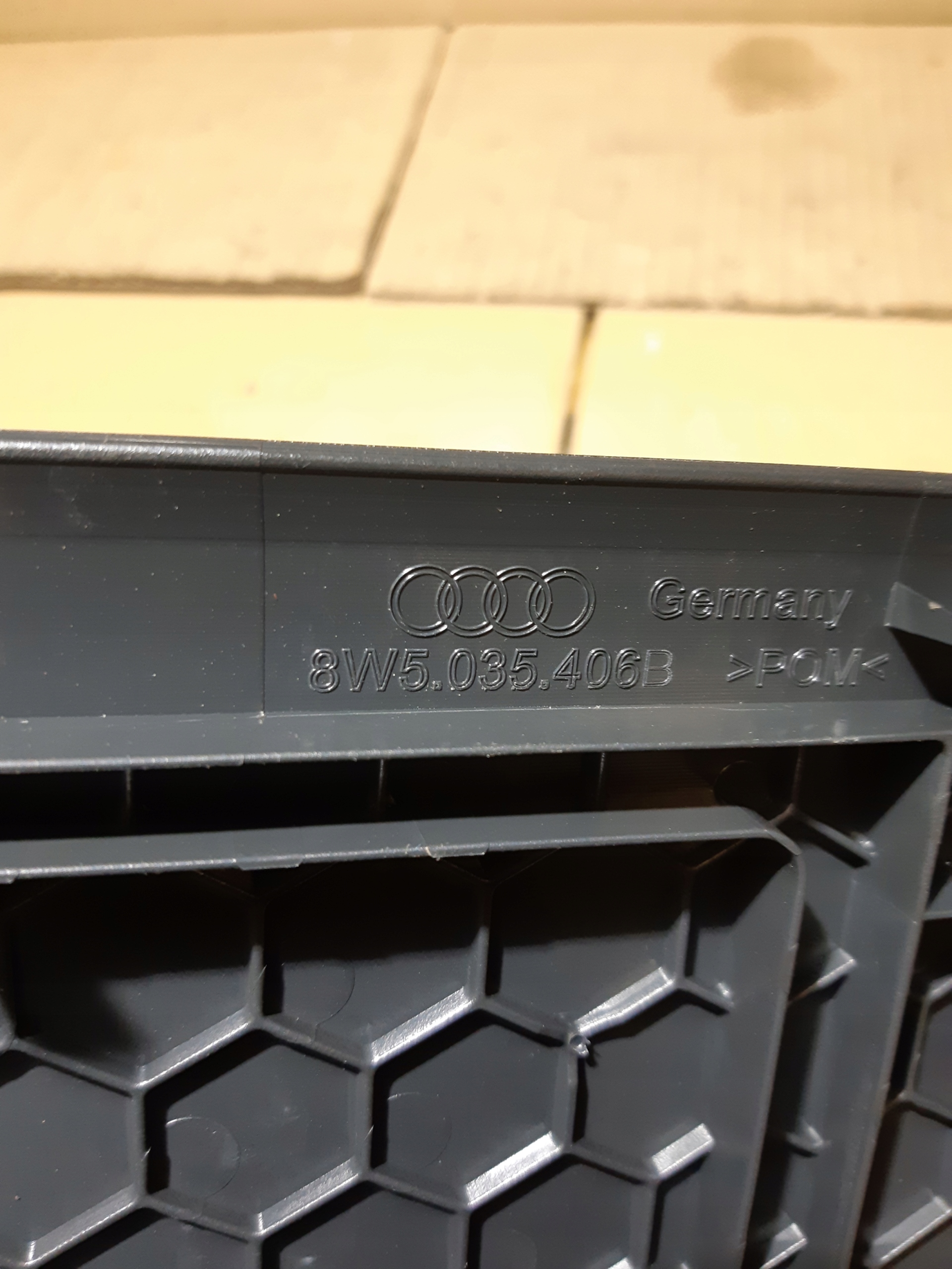 AUDI A4 B9 mřížka krycí repráku pravá 8W5035406B
