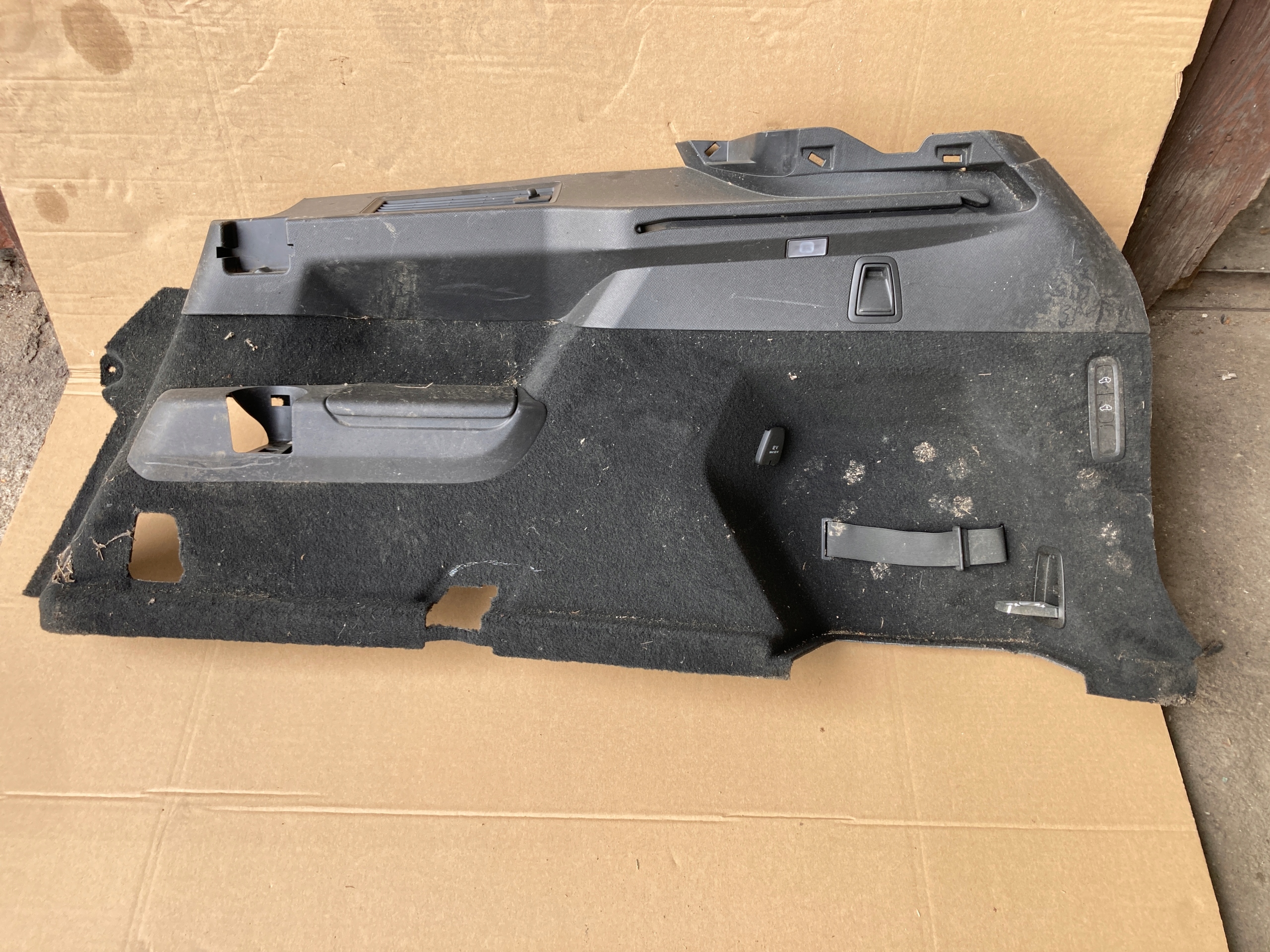 VOLVO XC90 II ОБИВКА БАГАЖНИКА ПРАВАЯ 31389007