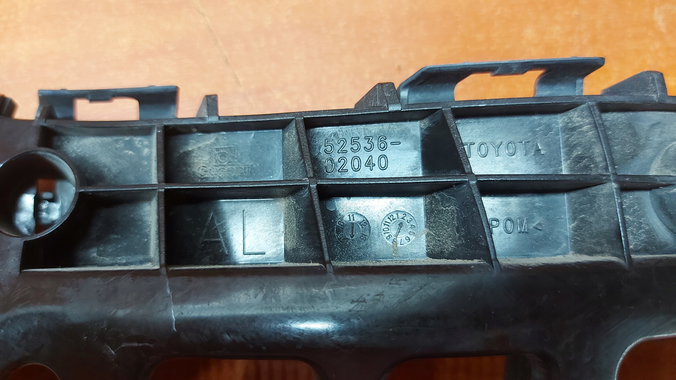 bumper bracket left front front TOYOTA AURIS II 12