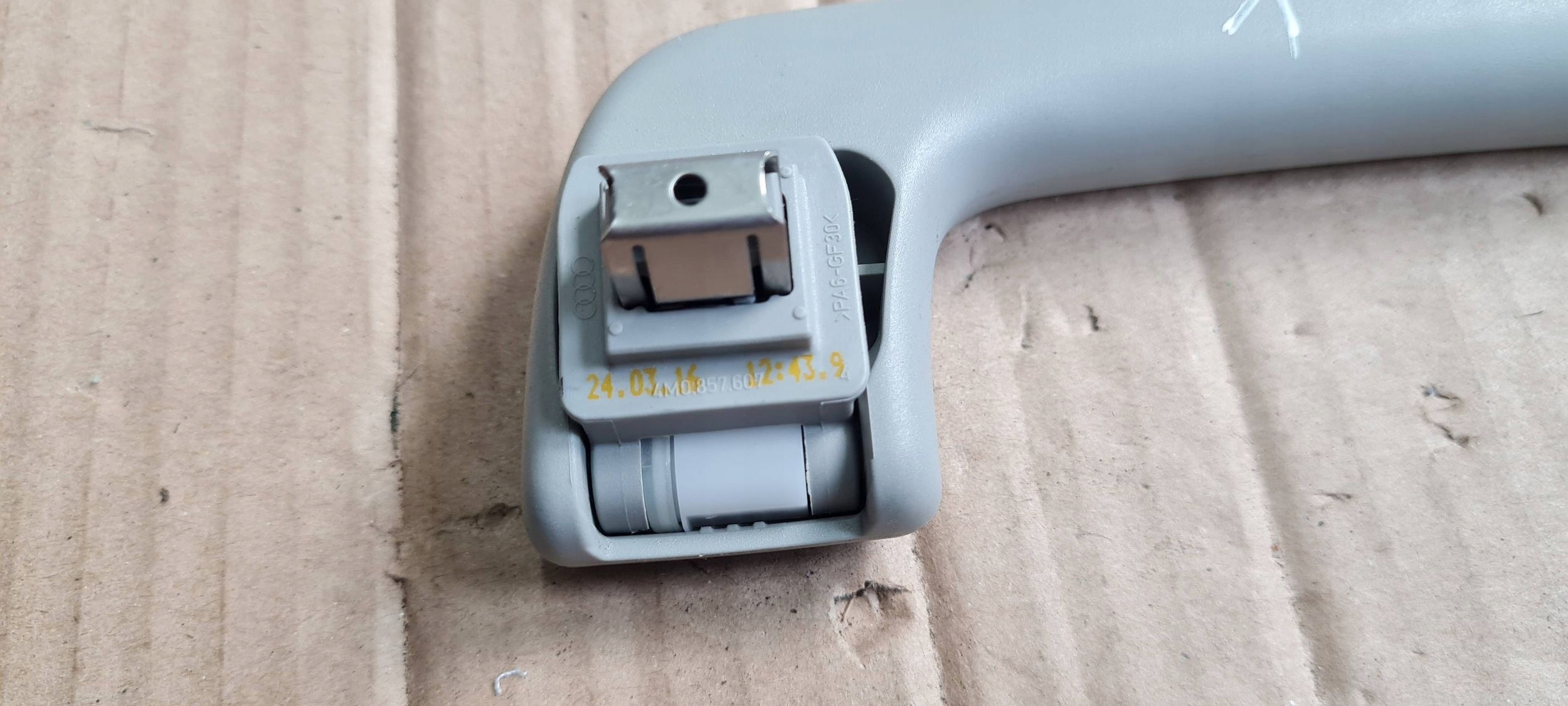 A4 B9 8W handle bracket of the roof left right front 4M0857607 A5 8W