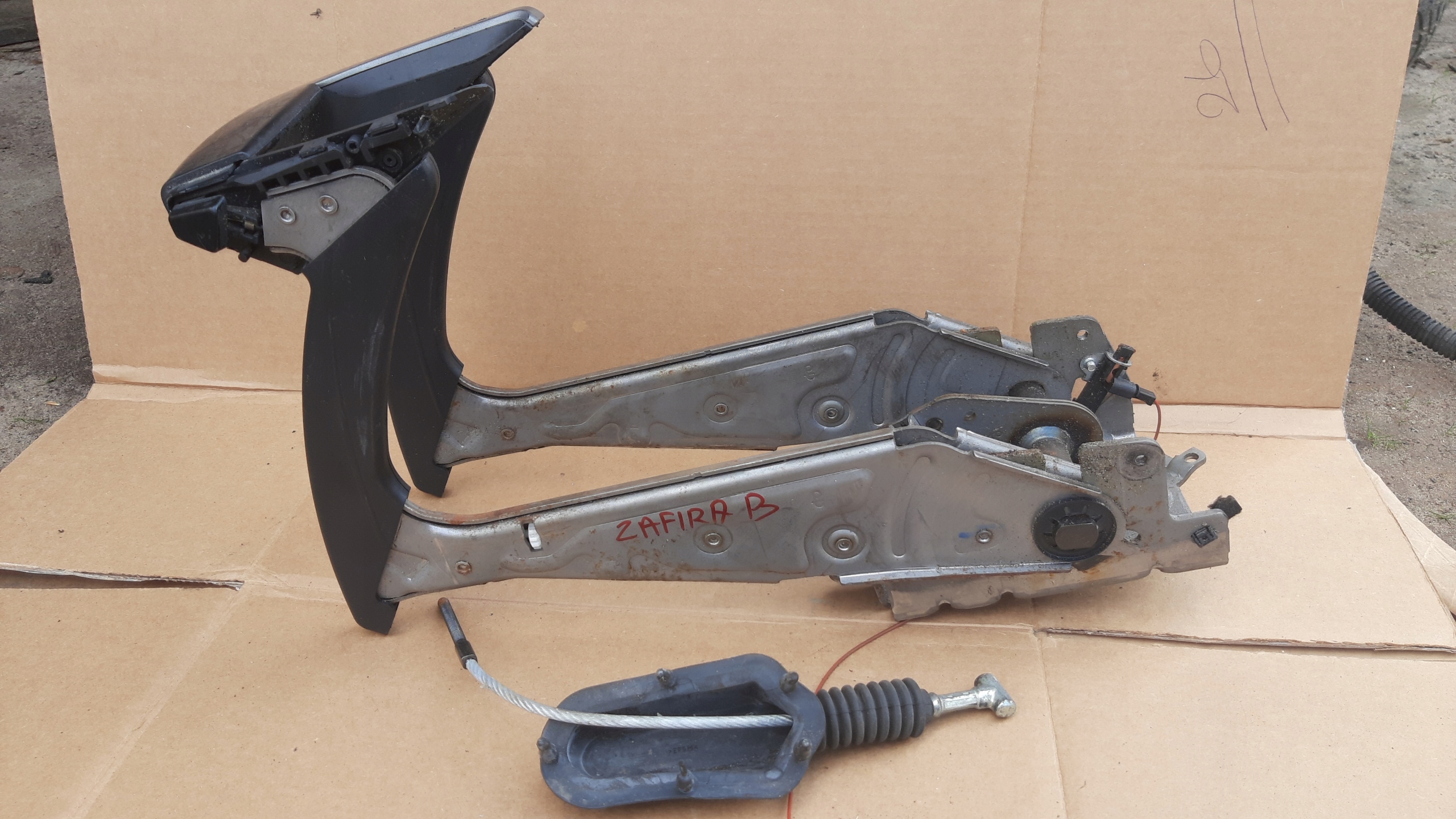 dźwignia hamulca ręcznego opel zafira b