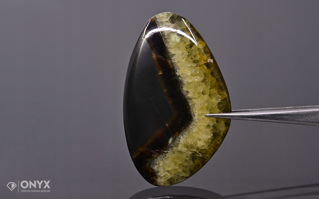 Simbircyt konvexní nepravidelná deska 57x35 mm