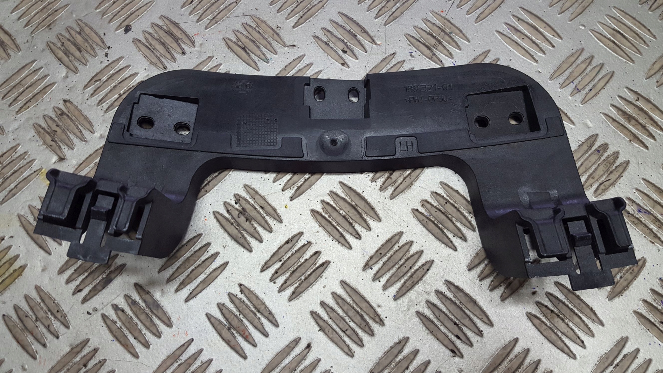 189321-01 - ЛІВА НАКЛАДКА ПІД ЛАМПУ NISSAN E NV200 14 - >